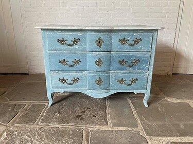 Pretty little French late 18th century commode, lovely shade of blue paint, 3 drawers. For sale, DM for more info.
.
.
.
#louisehalldecorative #18thcenturyantiques #frenchantiques #frenchdecorativeantiques #commode #antiquechestofdrawers #antiquebedr