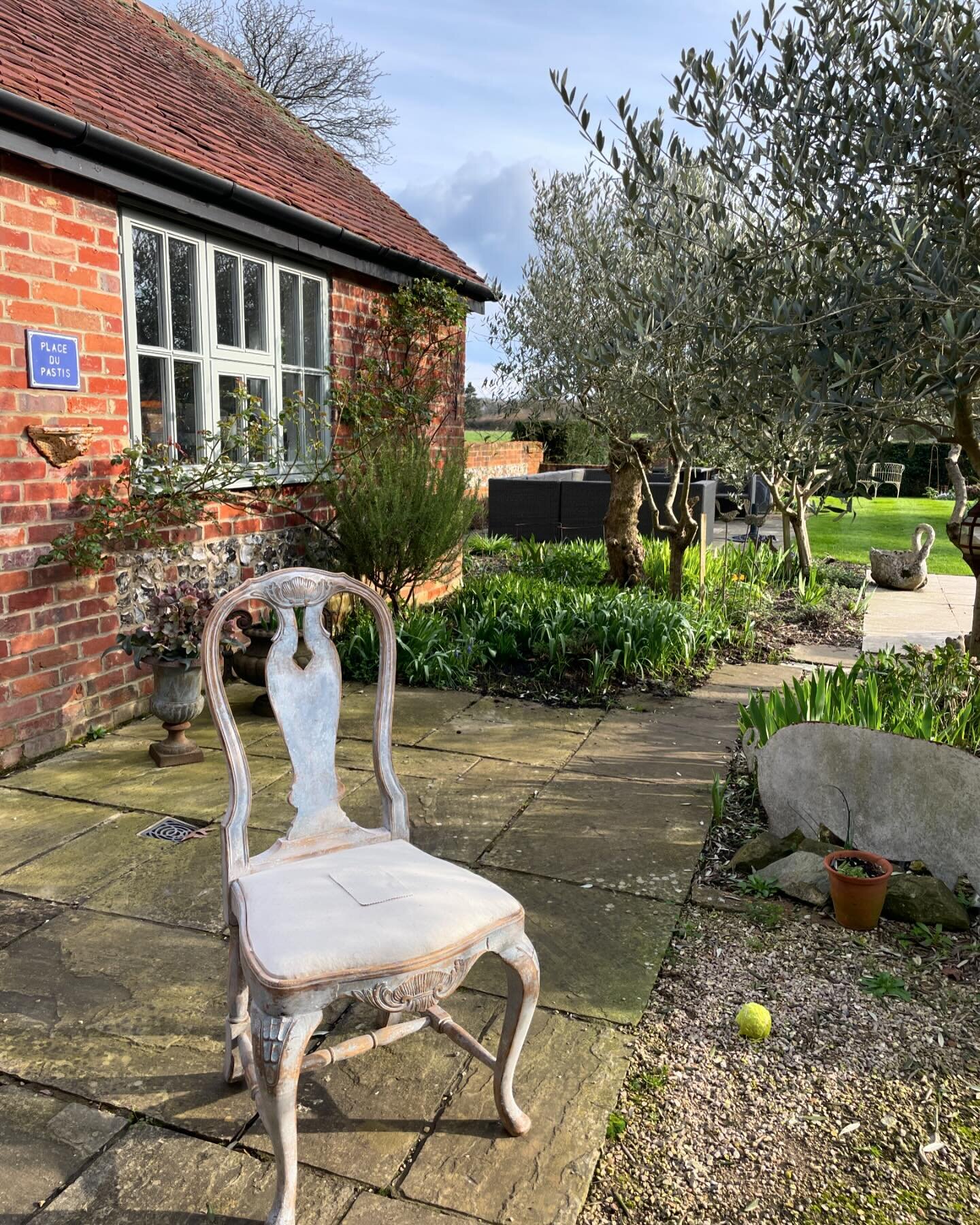 Well, today I am sitting with my doors open, the sun is shining, my client has chosen the fabric for her chairs and we have @sarahravensgarden and @arthurparkinson_ doing their garden inspiring courses here at our base @bixmanor so all is good! And t