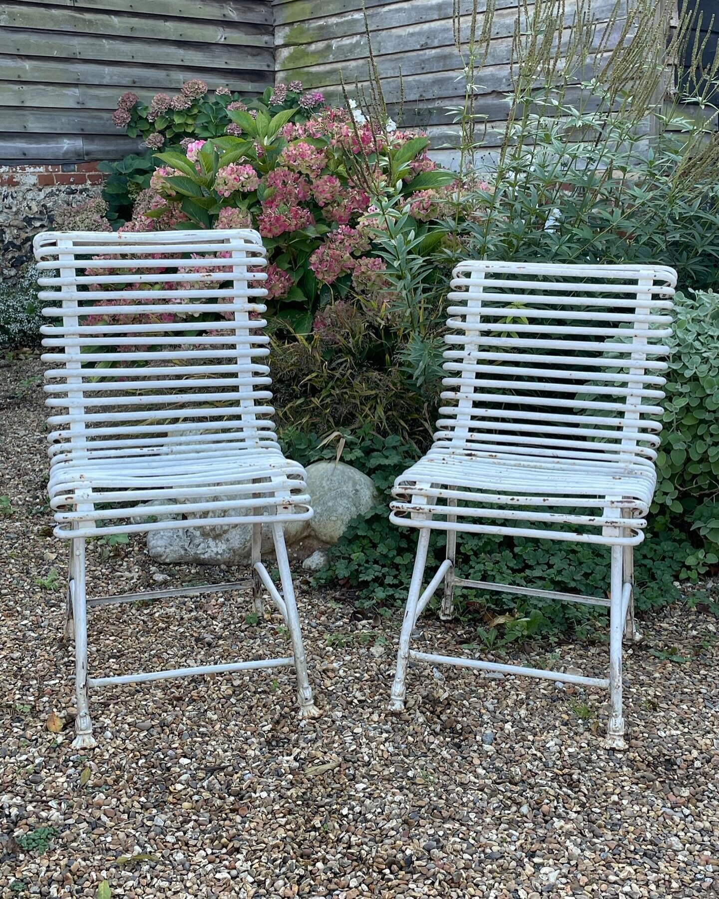 Lovely Arras garden bench and chairs now SOLD&hellip;other styles of benches from France still available on our website.
.
.
.
#louisehalldecorative #gardenbench #gardenchairs #arrasfurniture #arrasgardenbench ##arrasgardenchairs #arras #frenchgarden