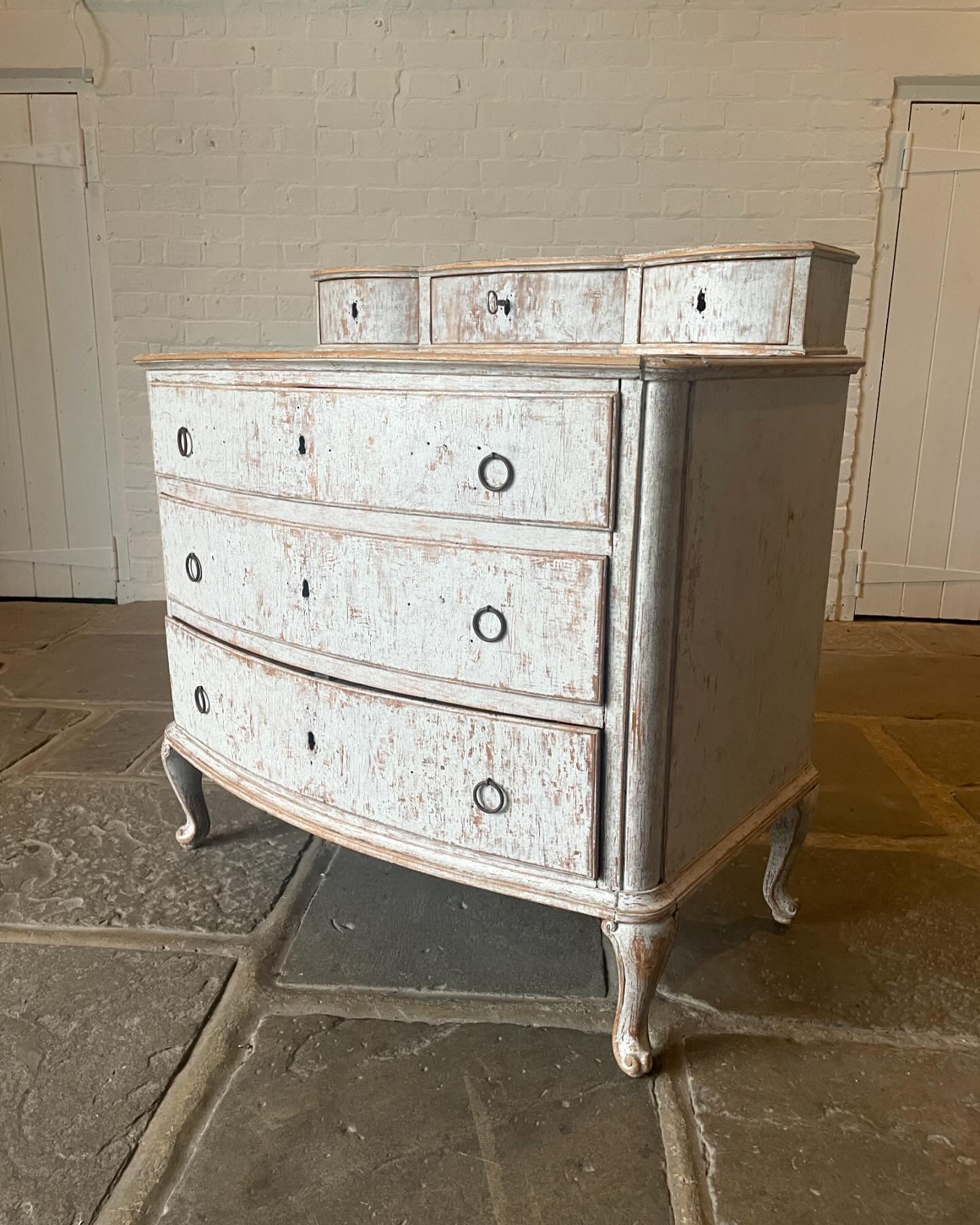 Beautiful Swedish rococo commode, late 18th century with a pretty three drawer top. Original spring locks on all the drawers. For sale. DM for details.
.
.
.
#louisehalldecorative #swedishfurniture #swedishantiques #swedishantiquefurniture #swedishco