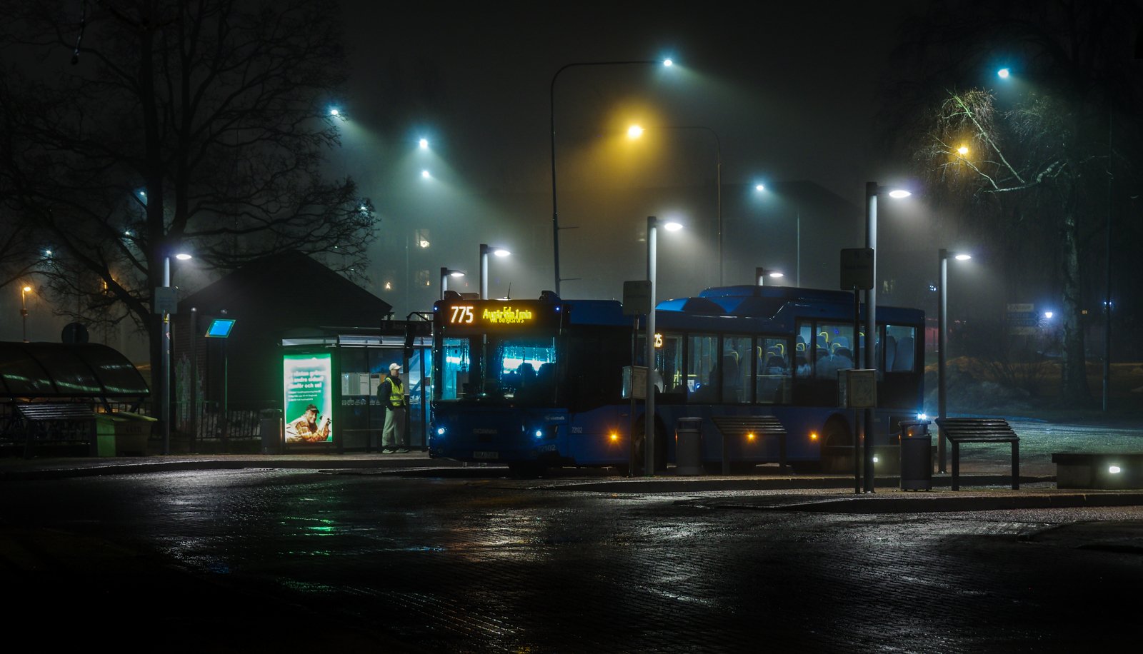  Busshållplatsen vid Åmåls järnvägsstation i mars 2026. 
