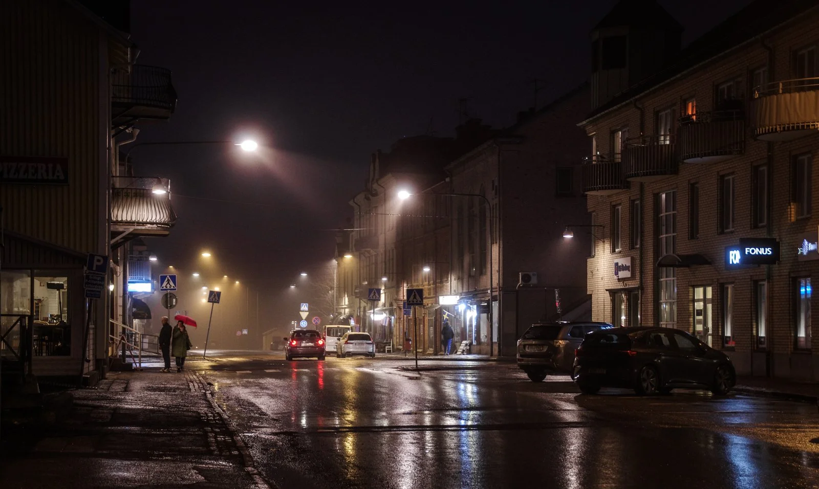  Torggatan i Åmål en regnig och dimmig kväll i mars 2026. 