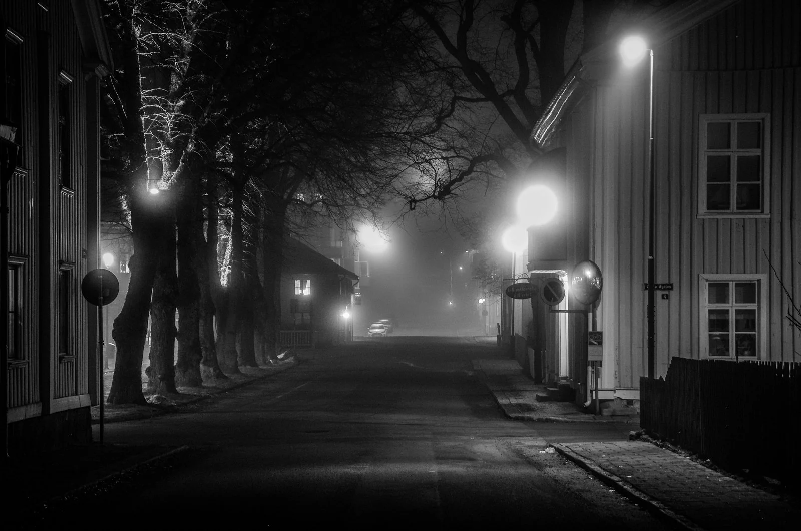  Kyrkogatan i Åmål en dimmig marskväll 2026. 