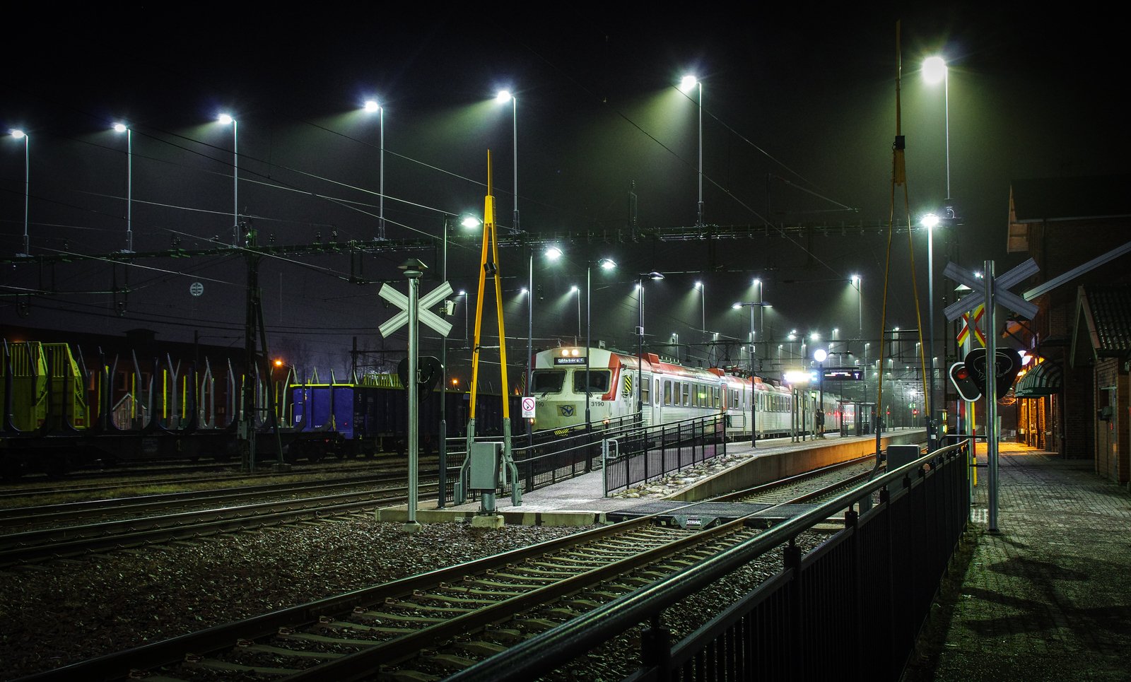  Sena kvällståget mot Göteborg inkommer till Åmåls station. Måndag 9 mars 2026. 