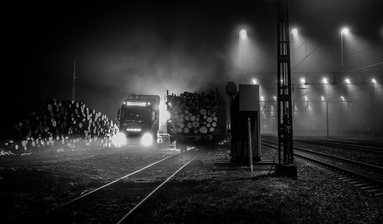  Timmer lastas för transport per järnväg i mars 2026. 