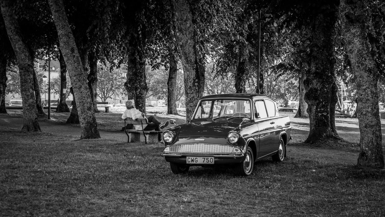  En Ford Anglia i parken vid Gamla Kyrkan i Åmål under bluesfesten 2026. 
