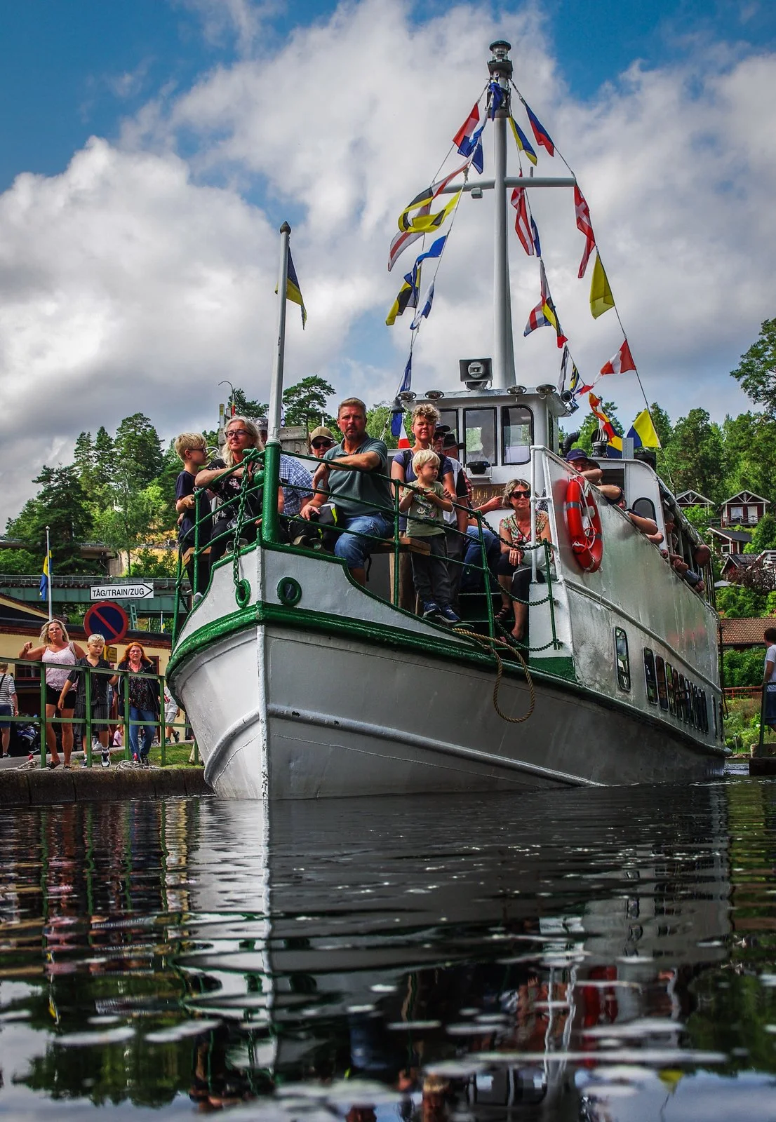  Kanalbåten Storholmen anländer till Håverud 2026. 