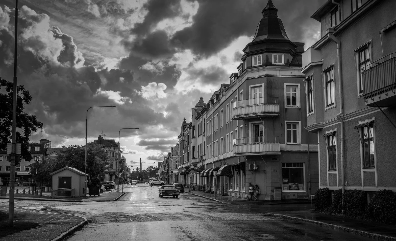  Torggatan i Åmål efter ett sommarregn 2026. 