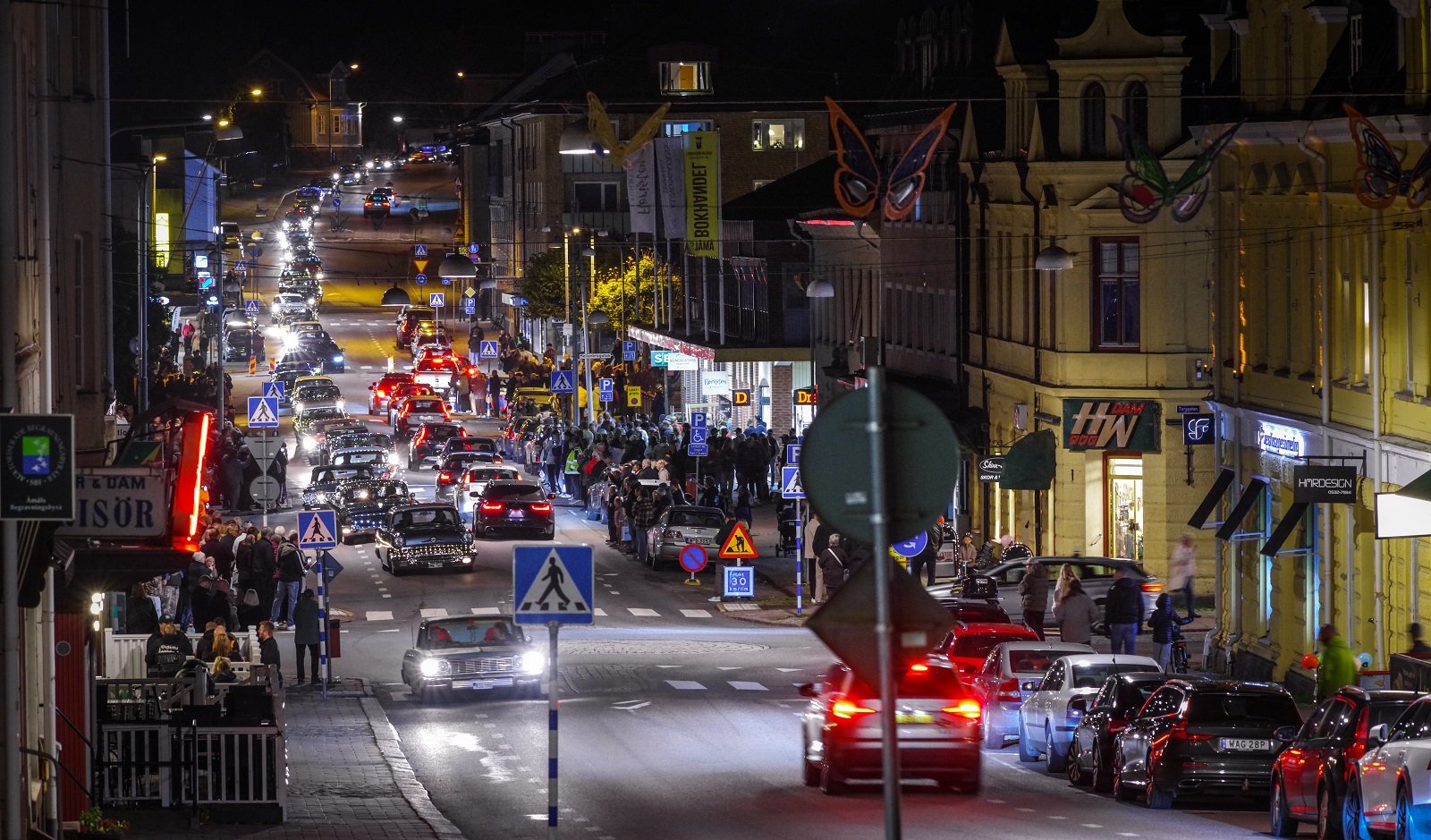  Kortegen med ljuspyntade amerikanare på Kungsgatan i Åmål under Ljusfesten 2026. 