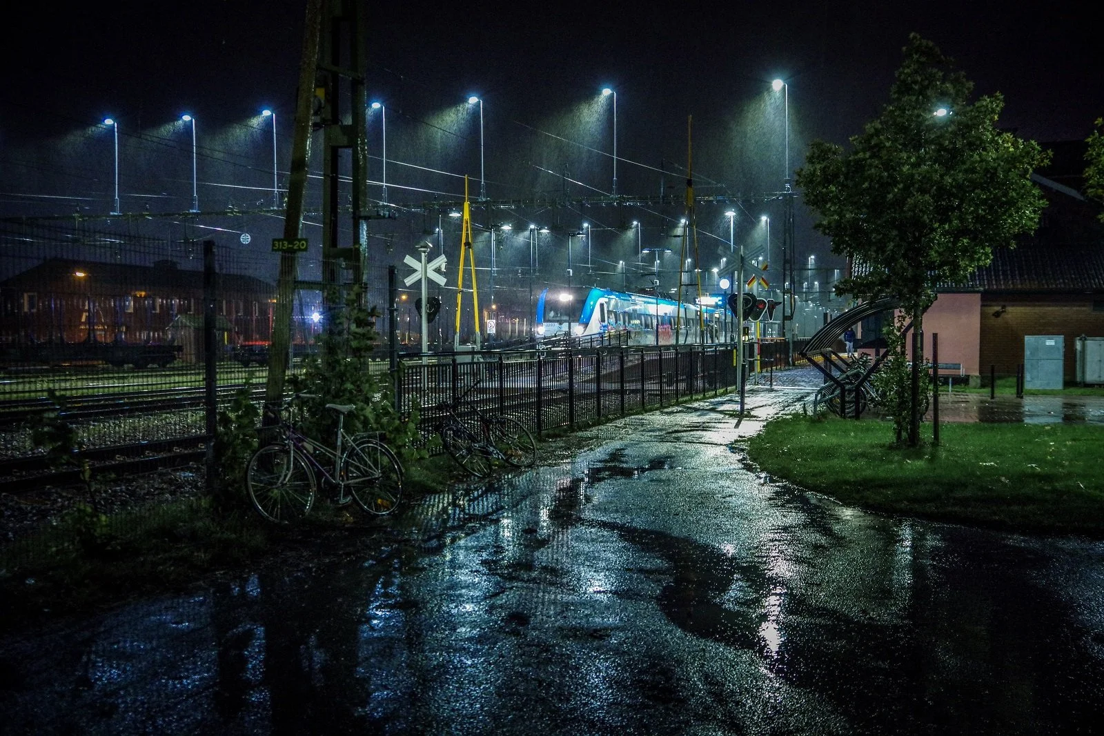  Åmåls station onsdag 13 oktober 2026. Kraftigt regn och hård blåst. 