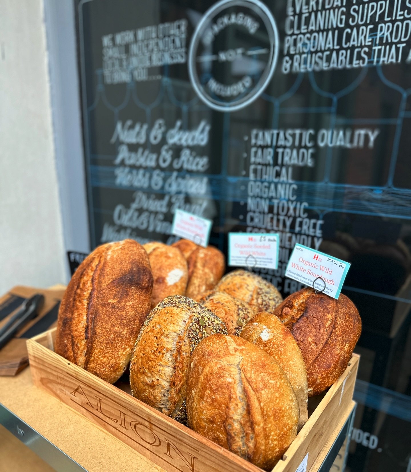 FRESH ORGANIC SOURDOUGH BREAD 💚 Alongside the Marlborough Market, we now have bread available every Wednesday (first come first serve).

🍞 @hobbshousebakery 

#marlborough #marlboroughmarket #Wiltshire #Wednesday #freshbread #organicbread #organic 