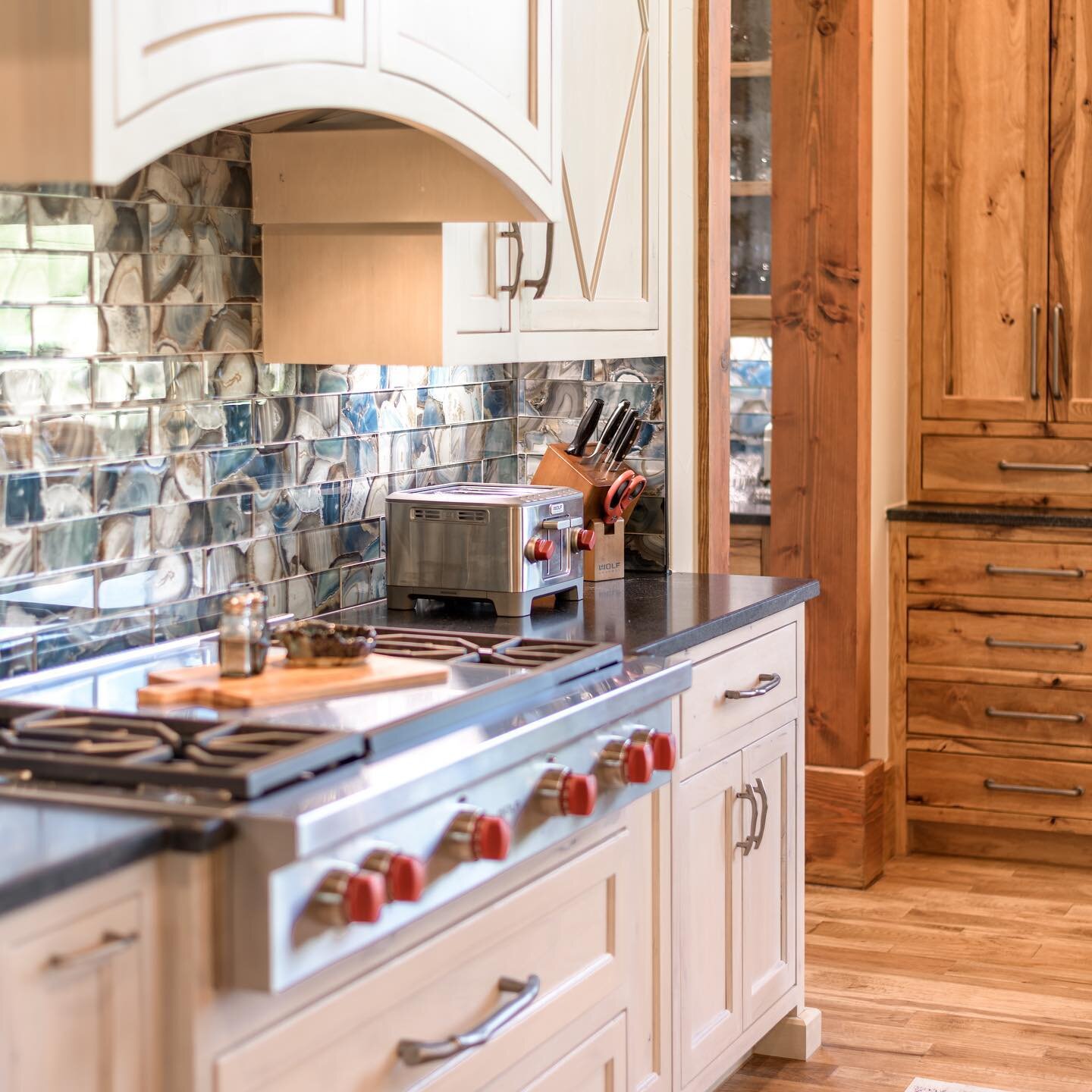 We sure love a beautifully designed kitchen- Don&rsquo;t you?
.
.
.

#interiorinspo #kitchen #whiteandwood #style #ranch ##luxurydecor #luxury #kitchendesign #kitchendecor #kitchenisland #kitchensofinstagram #cabinets #kitchencabinets #tile #backspla