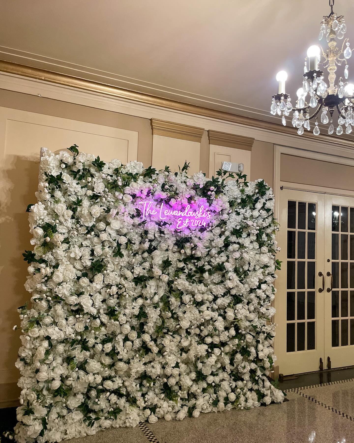 On Saturday we celebrated Jennifer &amp; Spencer at Masonic Temple!! We love a pink or purple sign on the Stella Flower Wall 💜🌿

📲For luxe flower walls please email info@greatlakeseventplanning.com, submit a form on my website or send a DM 🤍

If 