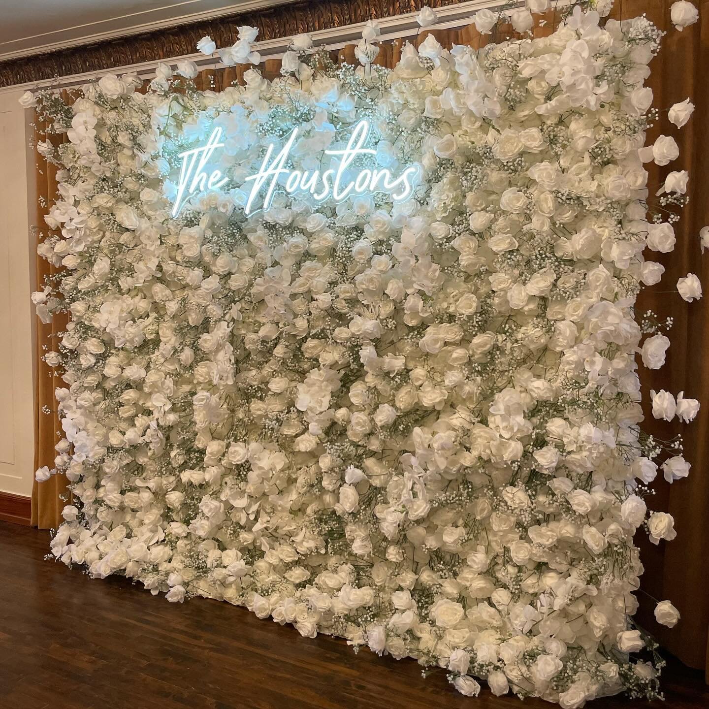 BRIDE FAV ✨💫 Our Charlotte Flower Wall is a gorgeous 9ft flower wall with over 700 stems including baby&rsquo;s breath, orchids and white roses! 🤍

📲For flower wall inquires please email info@greatlakeseventplanning.com, submit a form on our websi