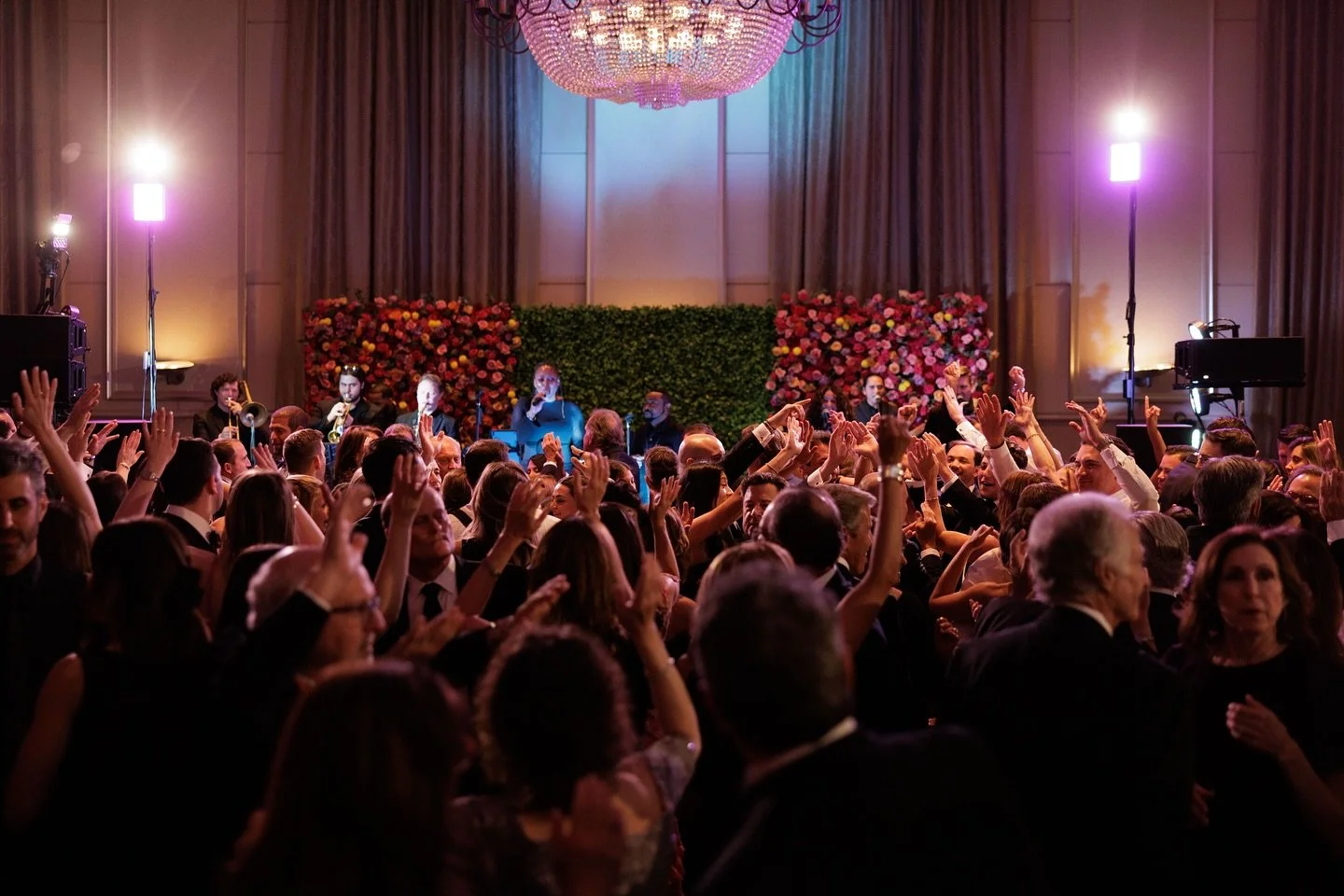 Hope you all had a great holiday weekend! ❤️🤍💙

We have availability for backdrop rentals in July and August, limited September and October dates.

Pictured rental - 20 foot mix and match hedge and floral backdrop for the band 

Photo by @visiprodu