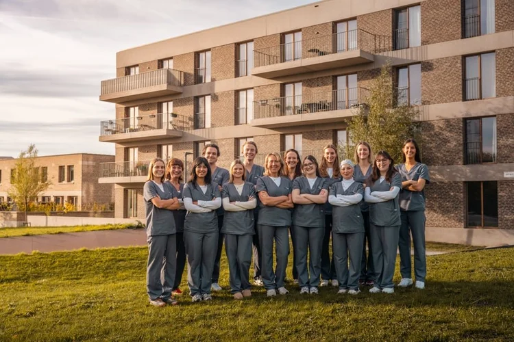 Het team van tandartspraktijk Orthodentes voor de praktijk in Wilrijk