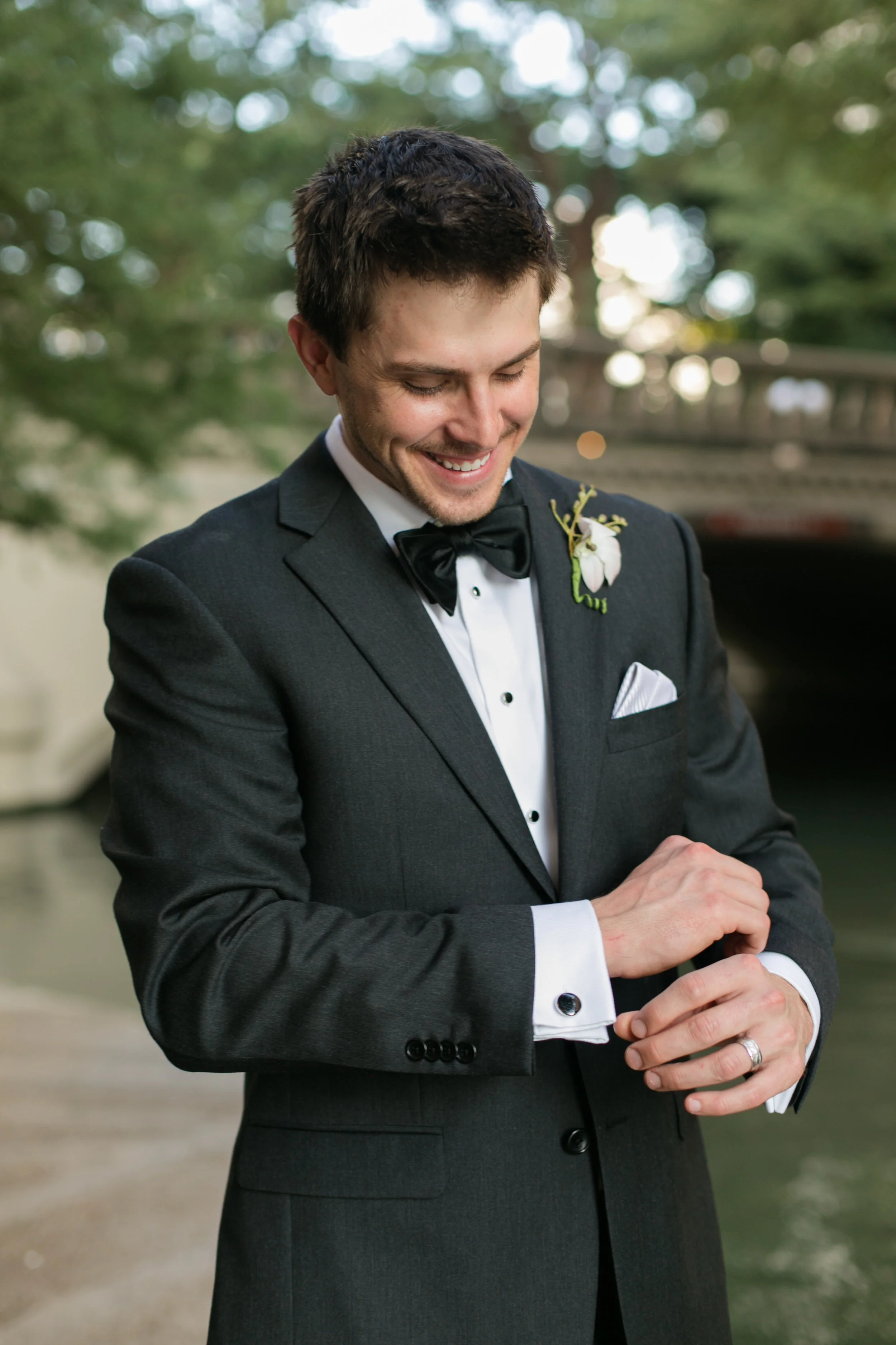 Groom outside fixing cuff links