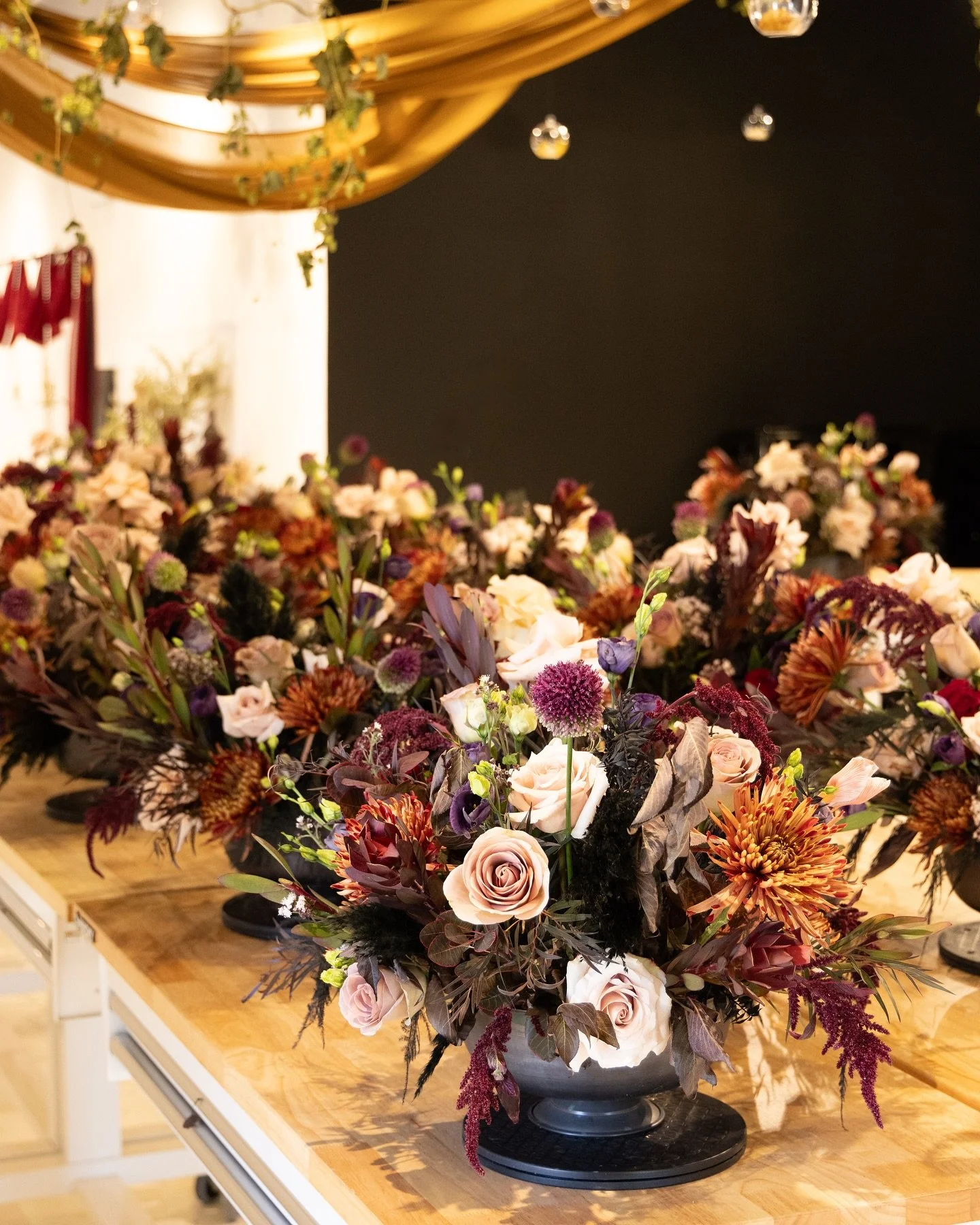 Florals fit for a fantasy villain🖤✨
Our designers had the best time creating these magical arrangements for @always.bookd Court of Villains Ball! From moody blooms to enchanted textures, every detail was designed to tell a story🌹📚