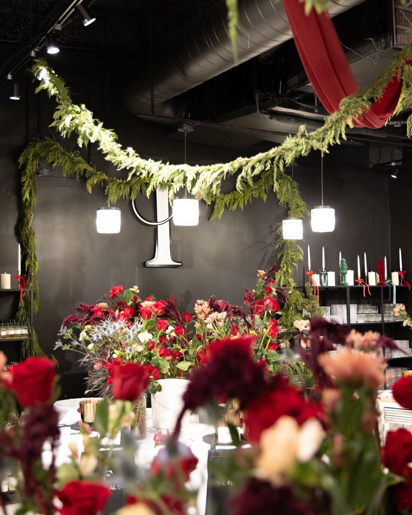 Christmas at The Floral Bar🎄❤️
Holiday decor is up, the vibes are cozy, and tonight is our final Craft Night of 2025, Nostalgic Nineties edition 💿❣️
See you tonight!