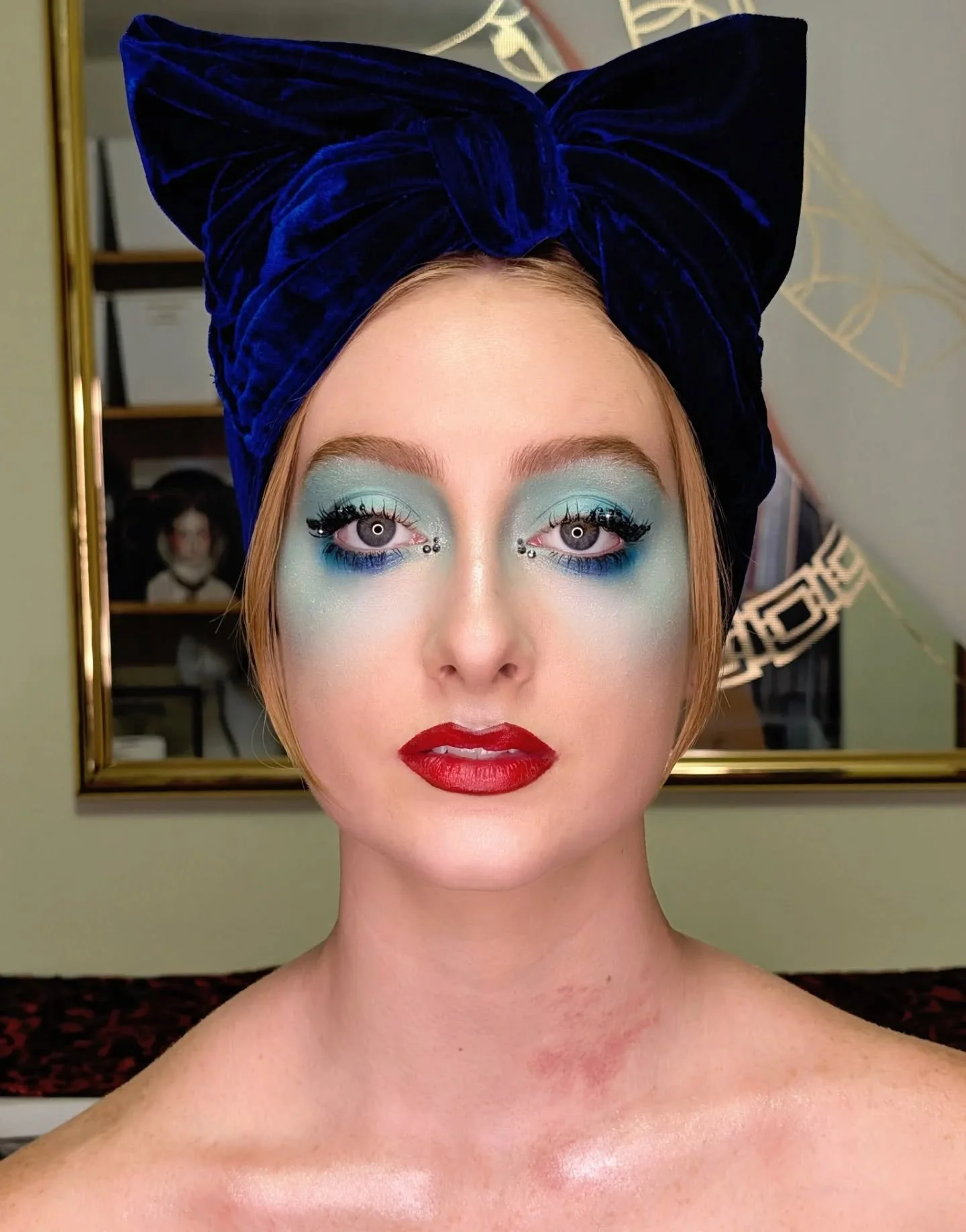 💙 Last ones of @tessa_raen for @thepowdergroup Artistry Intensive - Beyond Beauty. SWIPE for a close-up.
💙 Thank you to @michaeldevellis @sennacosmetics @esumcosmetics @beekman1802 @codexlabs @alconeco @kryolanofficial @skindinavia @rcmamakeup @om