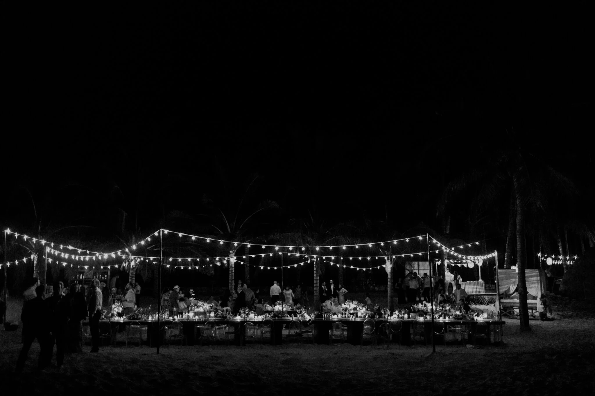 brit-julio-reception-beach-lighting-bw.jpg