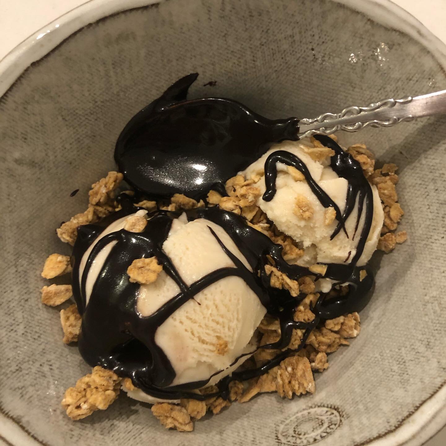 @coopsmicrocream hot fudge + @talenti oak aged vanilla gelato + @balancedbites Diane&rsquo;s Magic Blend granola in my @nocrumbsleft Patty bowl = my dessert of choice as of late 😍🍨🍫👵🏼

#grandmastatus #granola #balancedbites #balancedbitesgranola