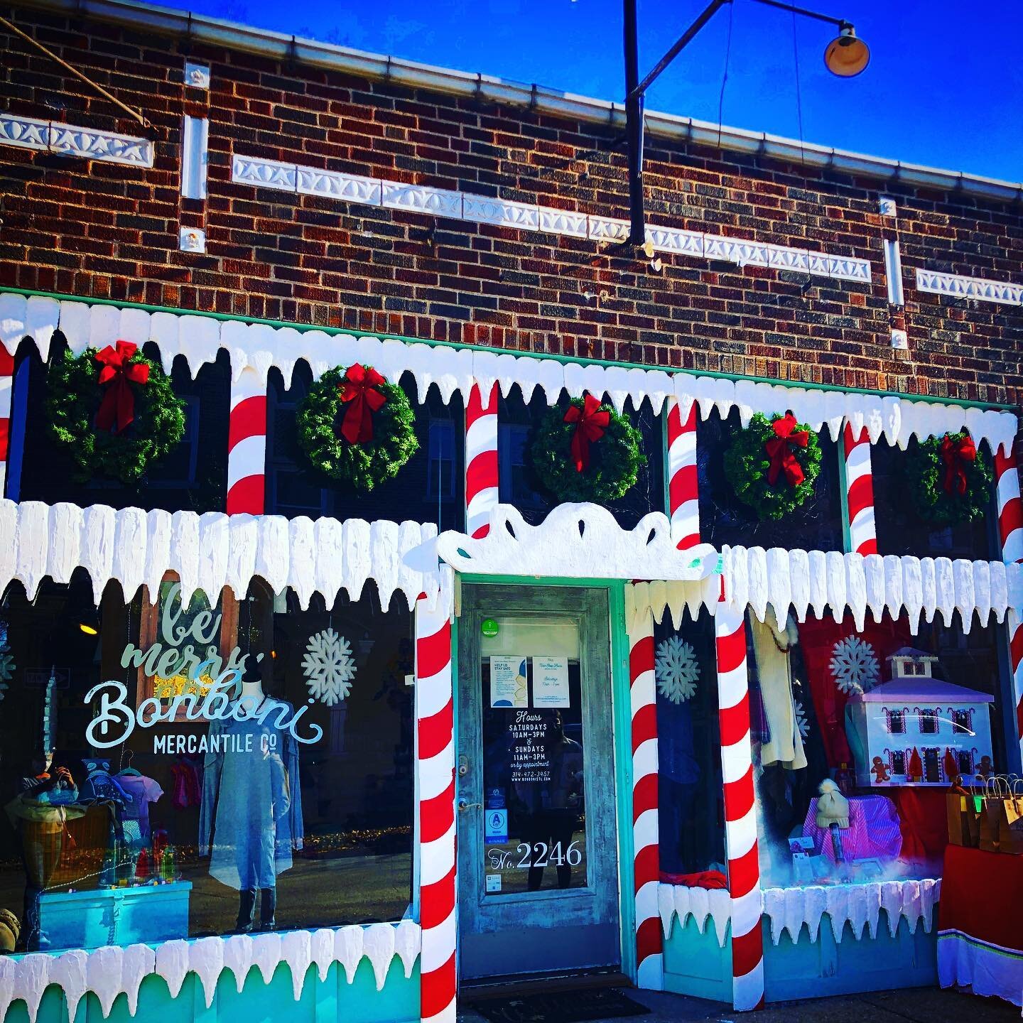 Happy Small Saturday!!!! 

Love the one day transformation from fall &amp; Thanksgiving to full on Holiday season and oh my goodness isn&rsquo;t @bonbonistl&rsquo;s Christmas storefront gorgeous!!! 

This adorable store is one of the businesses in ou