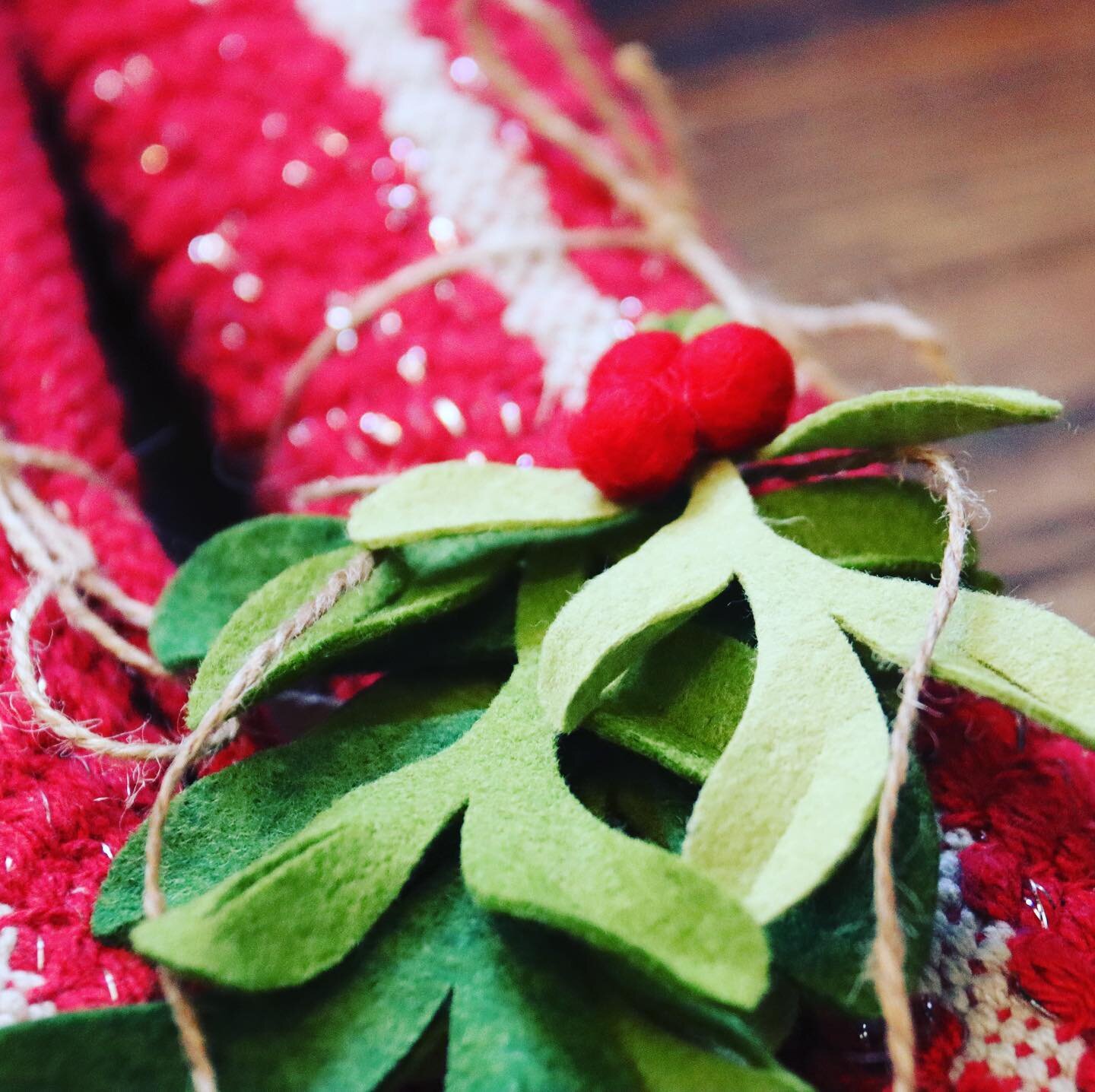 Love mistletoe, but have pets or kids at home? @feltupbygretchen has you covered! Beautiful placemats in the background from @dottiesflourshop. Have you invested in any local holiday decorations? Tell us in the comments! 🎄✨❄️