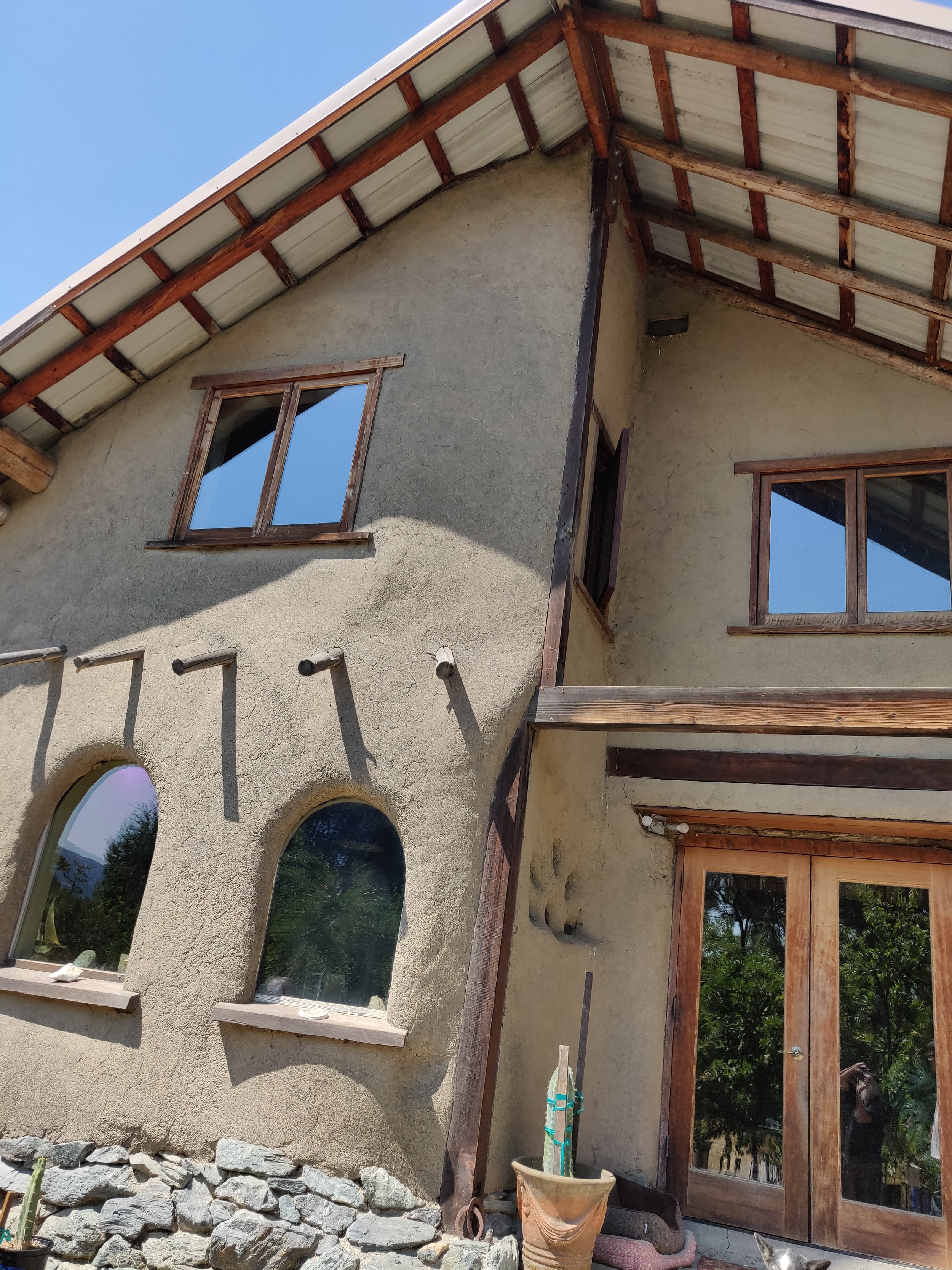  Round poles are used as timber framing for this fire resistant home using straw bale and thick earthen plaster enclosure. Outside Laytonville, CA. Designed and built by   Polecraft Solutions .  