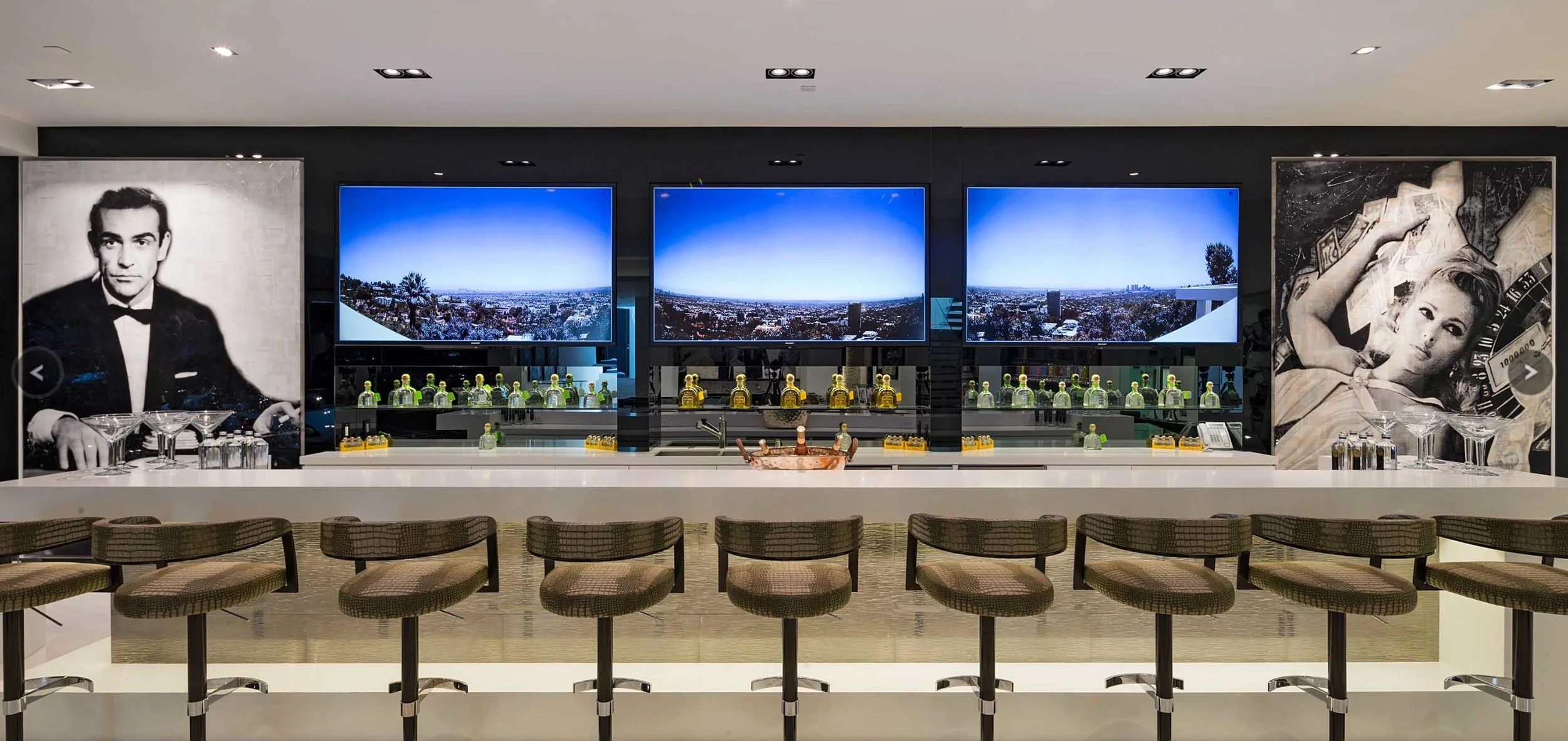 Sean Connery as James Bond and Ursela Andress as Bond girl for Markuss Persson of Minecraft.