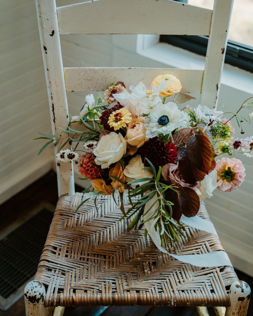 This photo has the details I love: 
Fresh fall palette, heirloom touches, chippy vintage chair, Appalachian charm 🍂