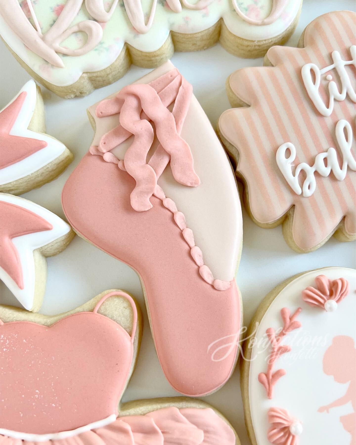 On point 🩰

#balletcookies #tutuexcited #ballerinacookies #decoratedsugarcookies #cookieart #customcookies #cookiedecorating #sugarcookies #konfectionsandkonfetti #cookiedecorator #elkgrovesugarcookies