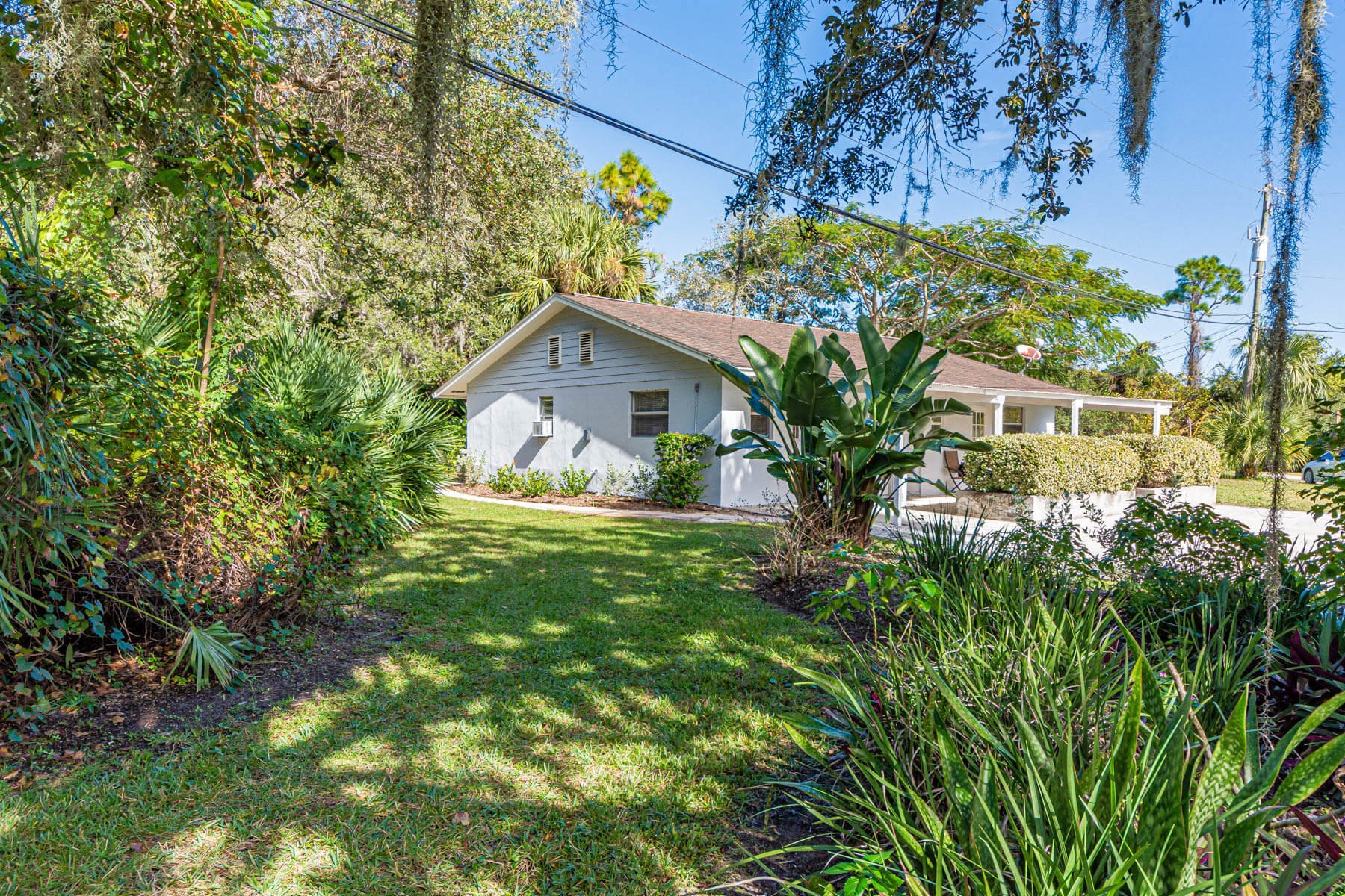 Annex Building with 2 Double Rooms and 1 Triple Room with a Private Bathroom and Kitchenette