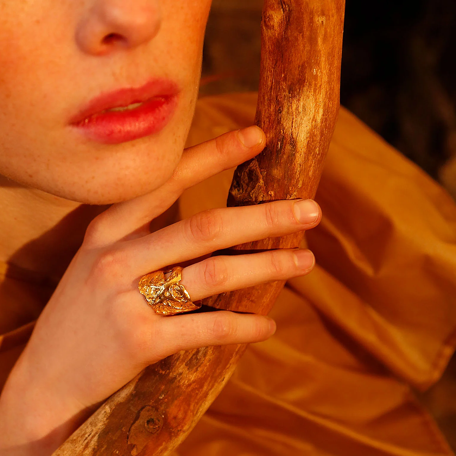 Loveness Lee Tendresse Ring model