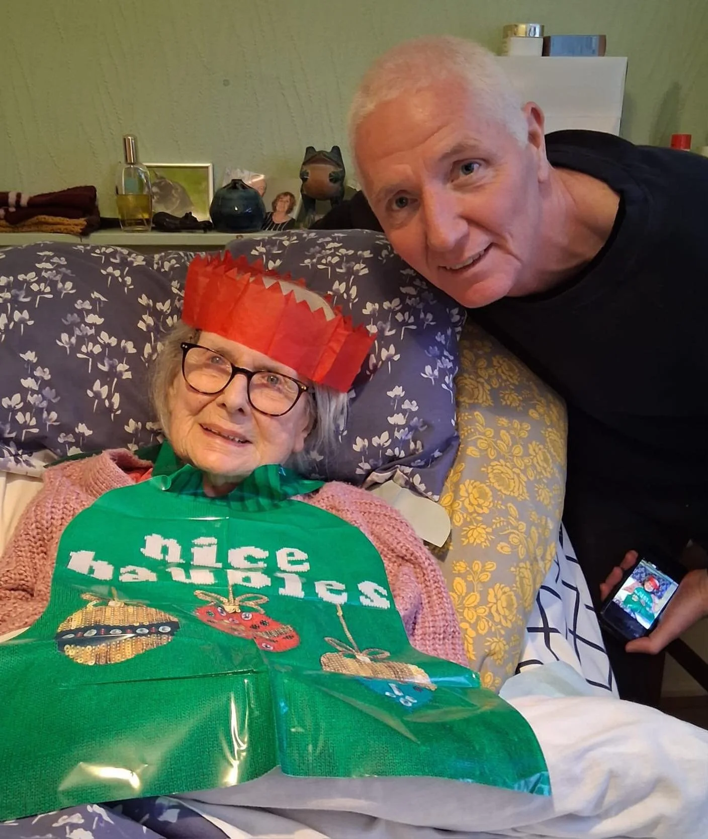 Me dear old mum (and me) wanted to wish you all a very merry xmas. She&rsquo;s celebrating her 94th Christmas Day (with, as you can see from the photo, her dignity still very much intact) and hopes you&rsquo;re all having a cracking festive time. Enj