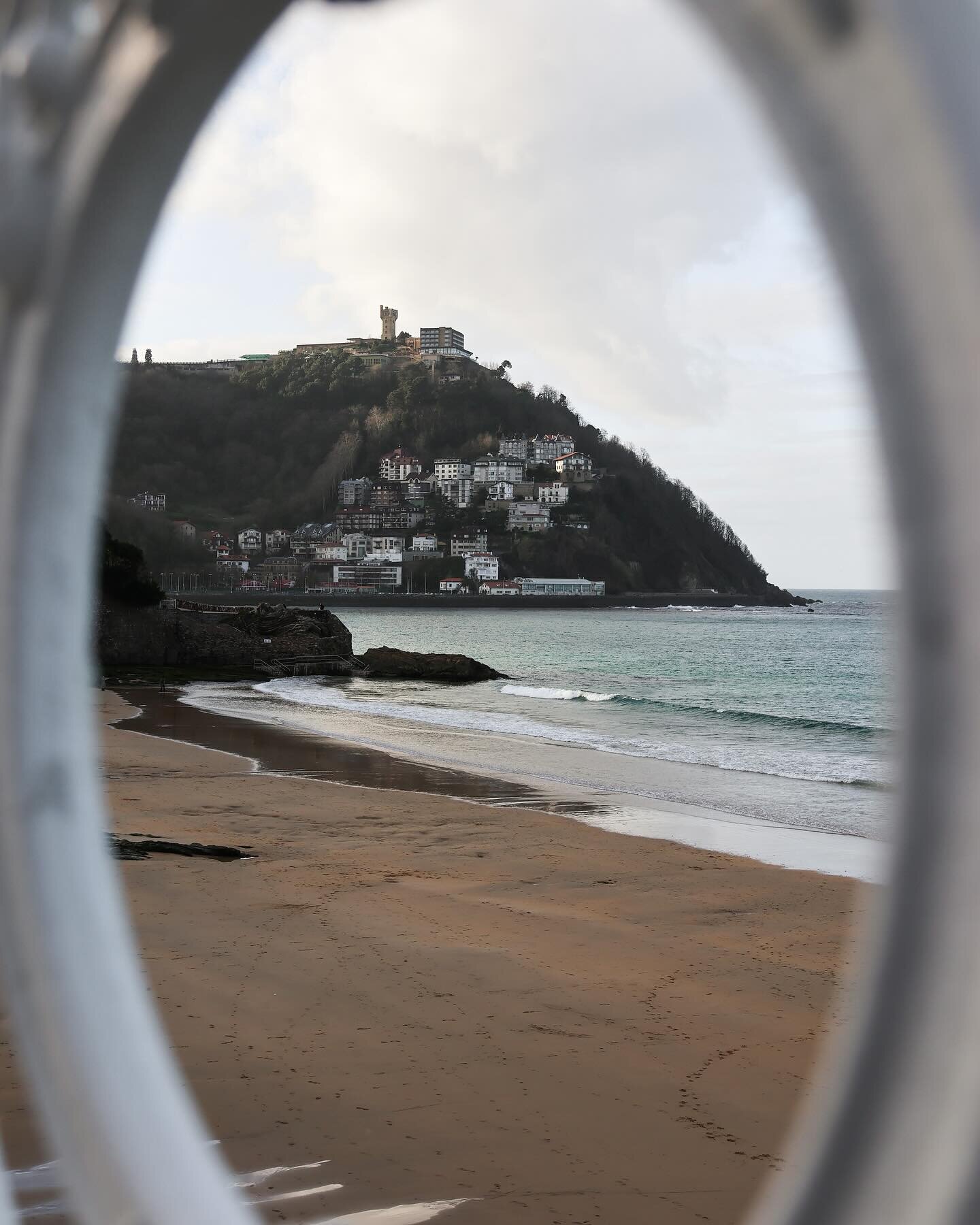 💙 Baie de la Concha - San Sebastian 💙
Nostalgique de cette jolie vue, j&rsquo;ai encore pas mal de photos &agrave; vous partager et l&rsquo;article de blog &agrave; &eacute;crire mais entre les travaux et la pr&eacute;paration de la Nouvelle Collec