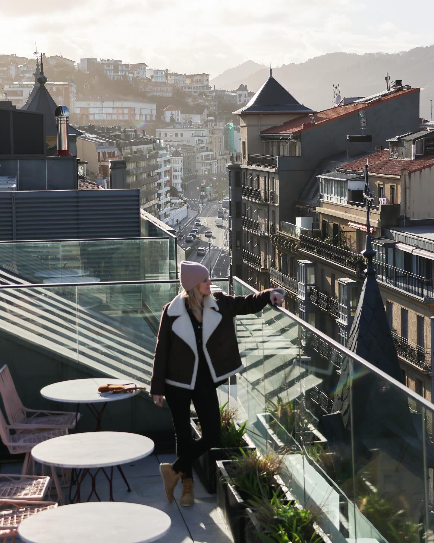 Rooftop ☀️
La vue du rooftop de notre h&ocirc;tel &agrave; San Sebastian 🤩
Il y a m&ecirc;me une piscine donc j&rsquo;y retournerai bien au Printemps ou en &Eacute;t&eacute; pour en profiter 👌🏻

Belle soir&eacute;e 

#sansebastian #sansebasti&aacu