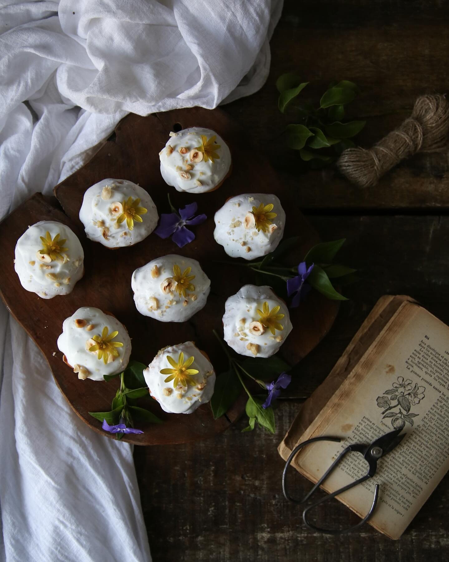 🌼Petits g&acirc;teaux &agrave; la noisette 🌼
Toujours la petite touche fleurie m&ecirc;me sur les g&acirc;teaux 🙈

Je voulais vous mettre la recette sur le blog, je me suis inspir&eacute;e d&rsquo;une recette trouv&eacute;e sur le web avec quelque