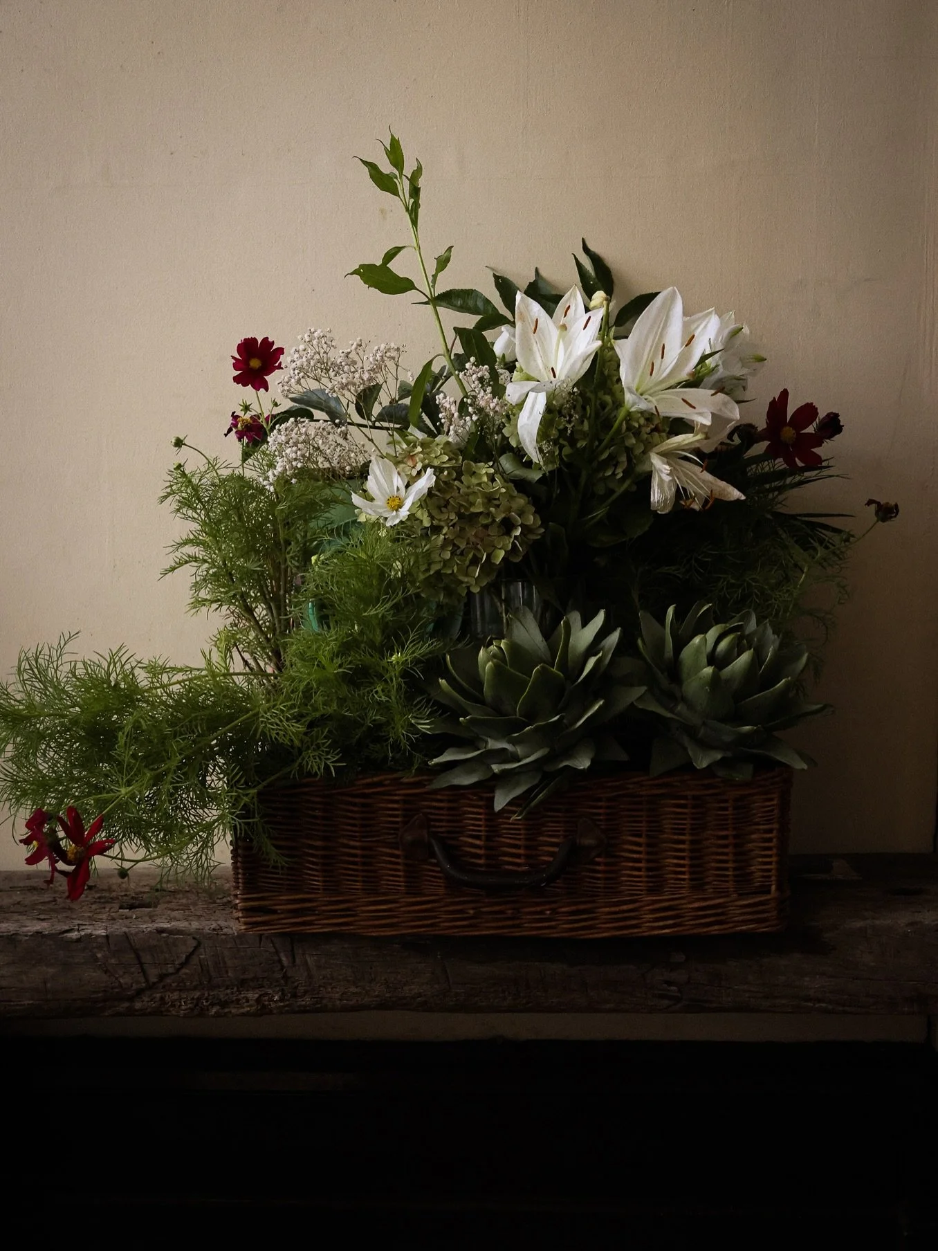 🌿Green mood 🌿
Les restes du bouquet qu&rsquo;Anthony m&rsquo;avait offert, quelques pots de Cosmos (avant qu&rsquo;ils soient replant&eacute;s en terre) et 2 beaux artichauts achet&eacute;s chez les mara&icirc;chers &agrave; quelques minutes de la 