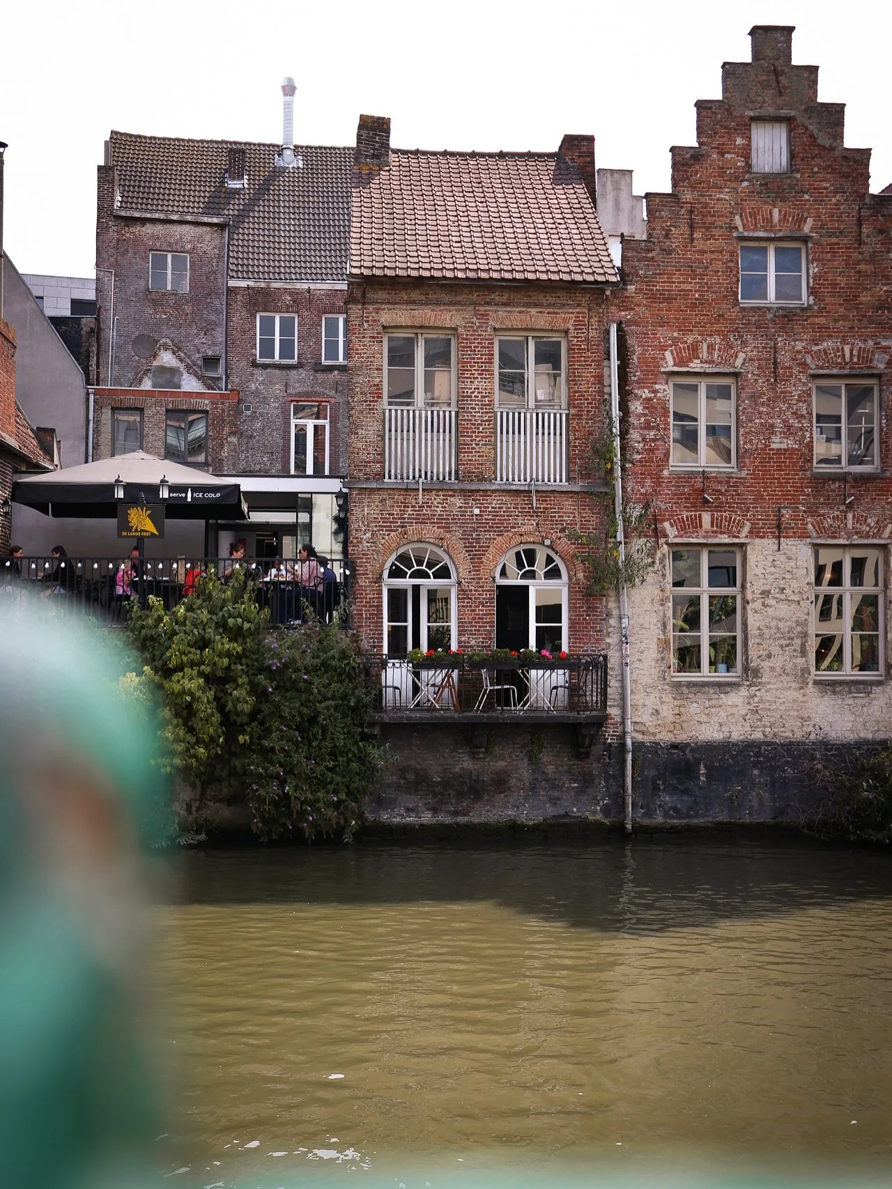 📍Gent 
Retour en image sur notre journ&eacute;e &agrave; Gent, une jolie ville que j&rsquo;appr&eacute;cie en toute saison (j&rsquo;ai quand m&ecirc;me un coup de c&oelig;ur en hiver quand il y a de la brume pr&egrave;s du ch&acirc;teau, &ccedil;a d