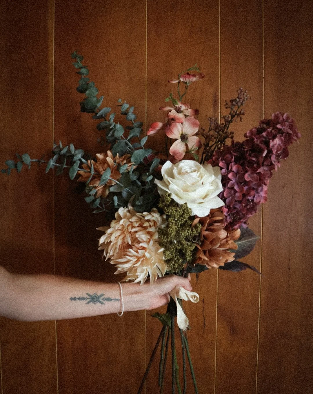 🌸 Bouquet de fleurs 🌸
Vraies ou fausses fleurs selon vous ? Peu m&rsquo;importe, elles m&rsquo;inspirent toutes 🤩🖤

En derni&egrave;re partie du carrousel, je vous partage l&rsquo;avancement du studio, on a pas encore fini mais &ccedil;a a bien a