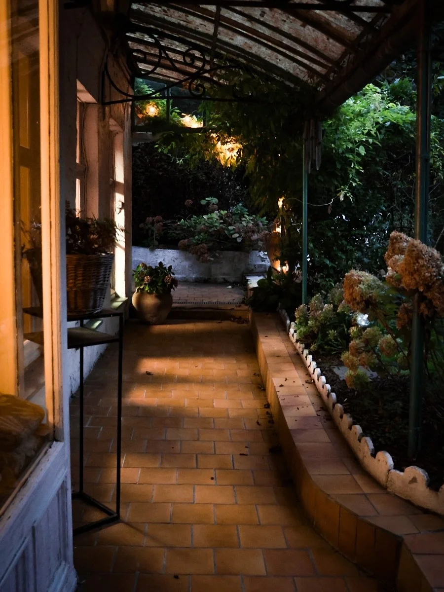🍂🌿 PO&Eacute;SIE du SOIR 🌿🍂
&Ccedil;a fait longtemps que je ne vous l&rsquo;ai pas dit mais cette maison m&rsquo;inspire toujours autant, son charme d&eacute;suet me fascine : la lumi&egrave;re, l&rsquo;ambiance qui s&rsquo;en d&eacute;gage, l&rs
