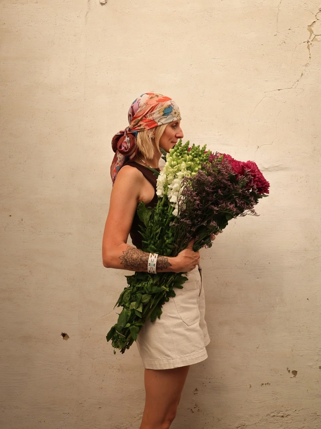 Un peu de tout&hellip; 📸

1 - Des bottes de fleurs pour cr&eacute;er mes bouquets 💐 

2 - Dans la salle &agrave; manger, une accumulation de jolis objets qui ont une histoire 🖤

3 - Bouquet champ&ecirc;tre matchy matchy avec la tapisserie 🌸

4 - 