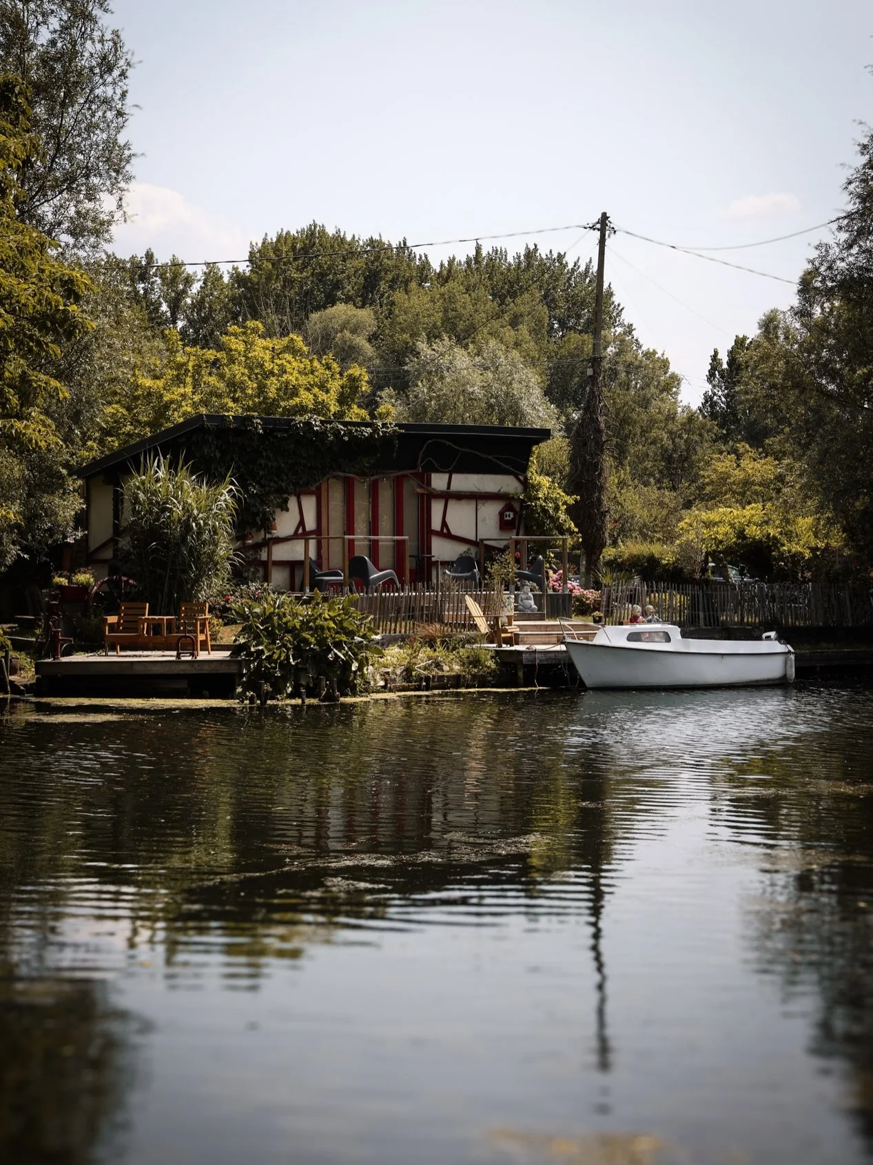 Une parenth&egrave;se sauvage au c&oelig;ur du marais audomarois 🌿

&Agrave; quelques kilom&egrave;tres de Saint-Omer, le sentier du Lansberg se d&eacute;couvre au fil de l&rsquo;eau, entre canaux, prairies et chemins bord&eacute;s de verdure.

Envi