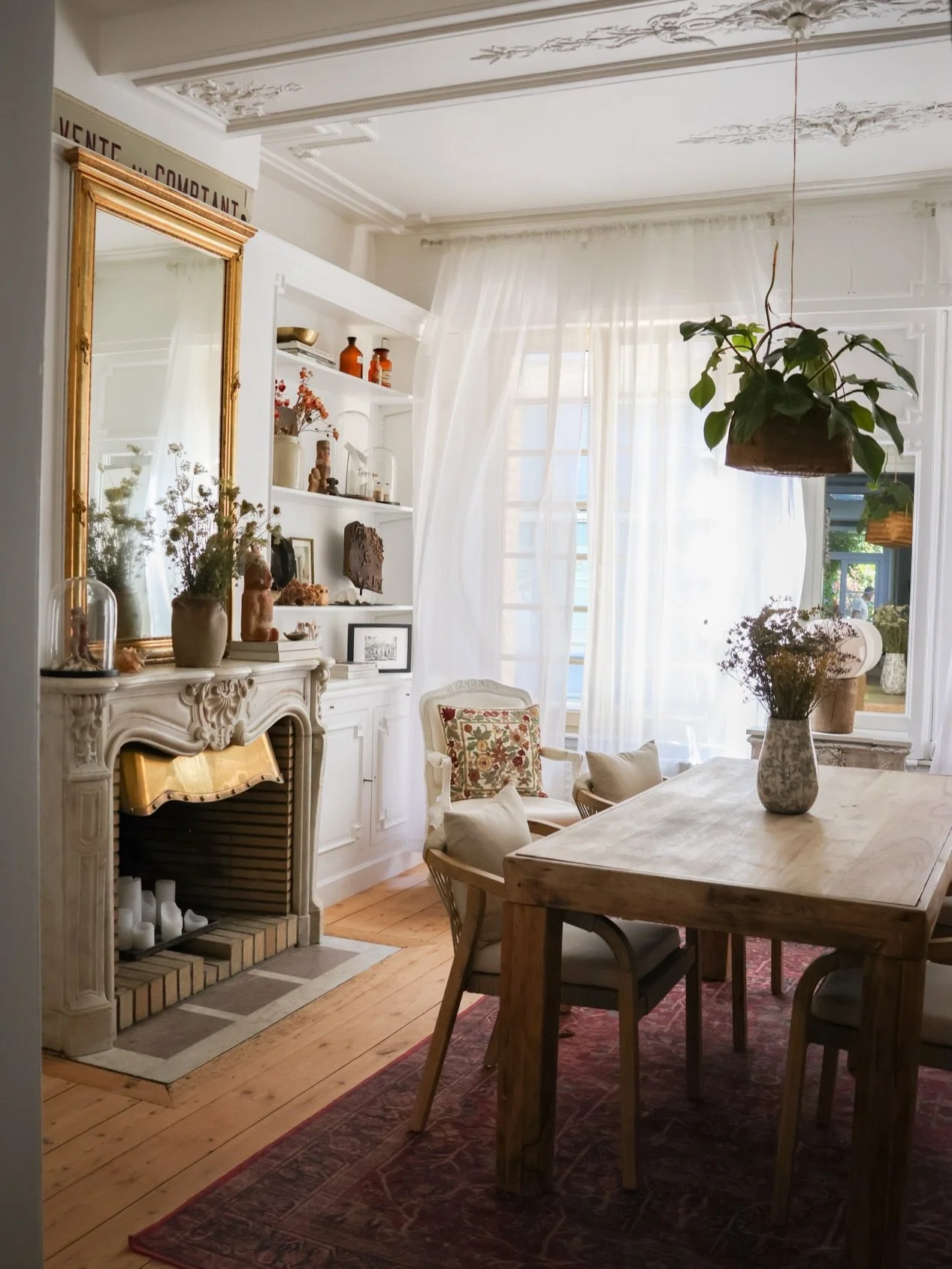 Home 🖤

La salle &agrave; manger, c&rsquo;est sans doute l&rsquo;une des pi&egrave;ces que j&rsquo;aime le plus chez nous. 🌿🤎

Une pi&egrave;ce vivante, imparfaite, faite de meubles chin&eacute;s, d&rsquo;objets que l&rsquo;on aime et de d&eacute;