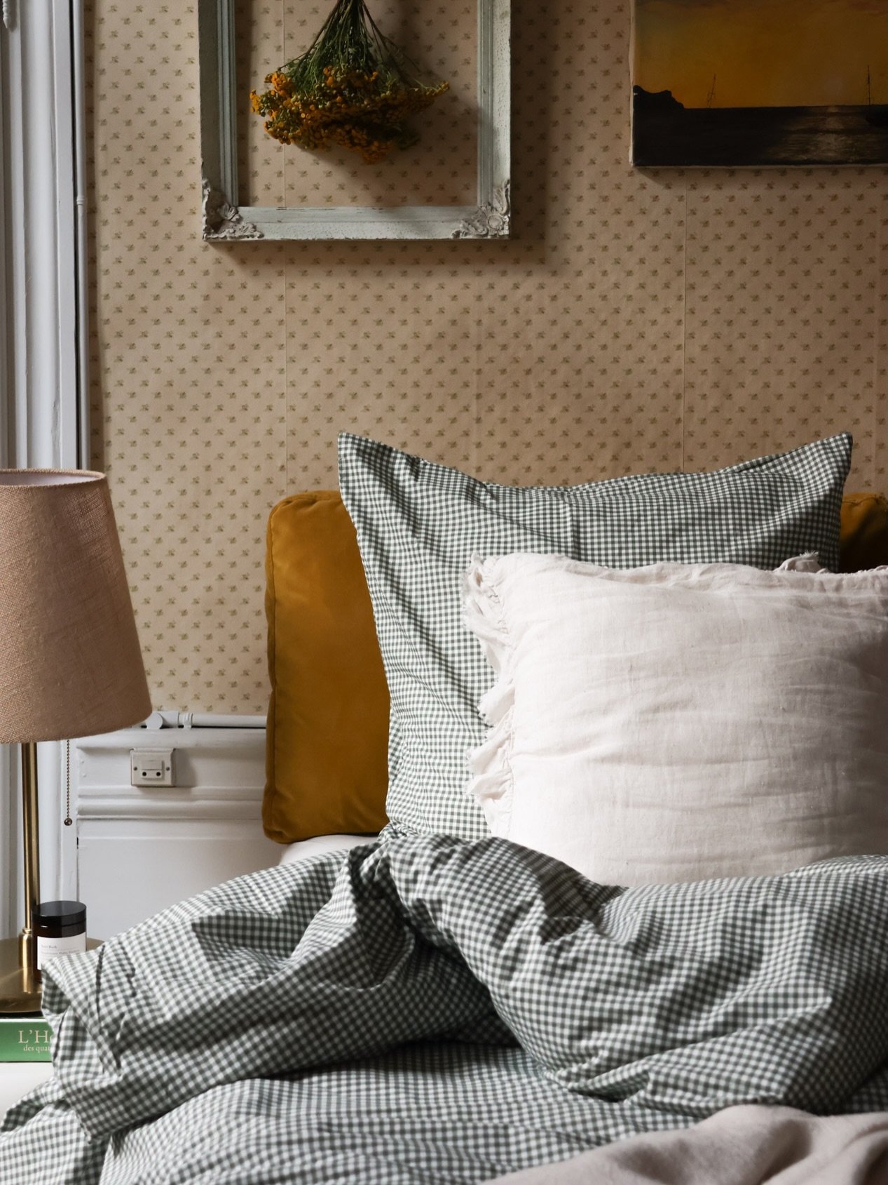 📸 Bonsoirs 
 Notre chambre d&rsquo;ami: Un papier peint fleuri qui rappelle les cottages anglais, quelques cadres anciens, des bouquets s&eacute;ch&eacute;s, une lumi&egrave;re qui change au fil de la journ&eacute;e&hellip; et d&eacute;sormais ce li