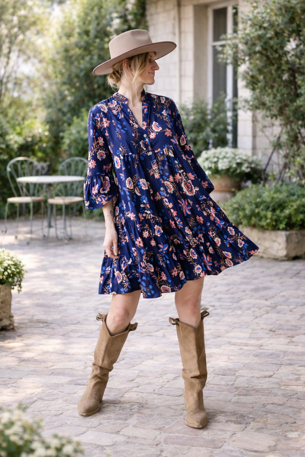 robe courte bohème fleurie bleu marine.PNG