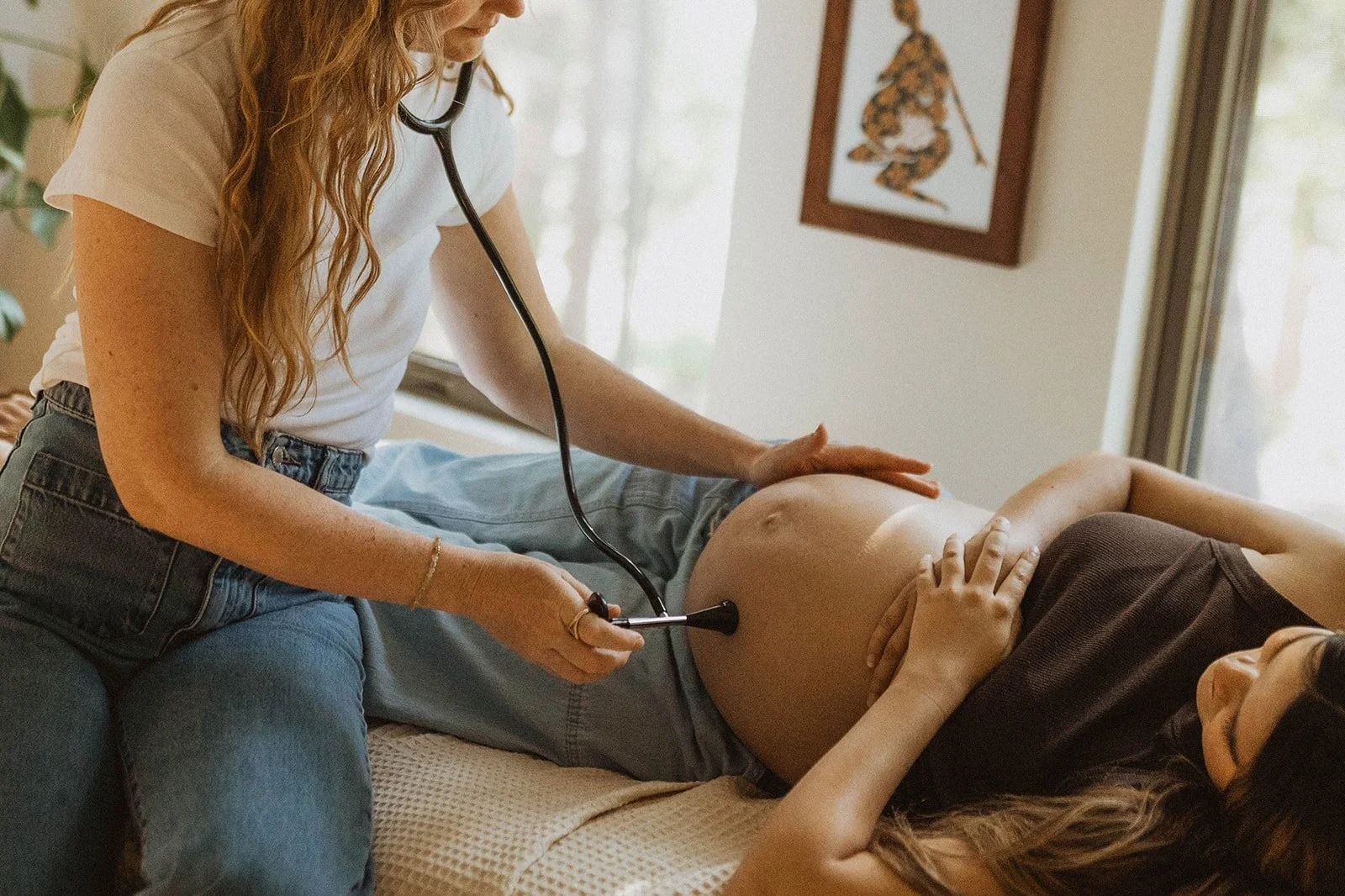 image of a fetoscope being used to listen to a baby's heartbeat