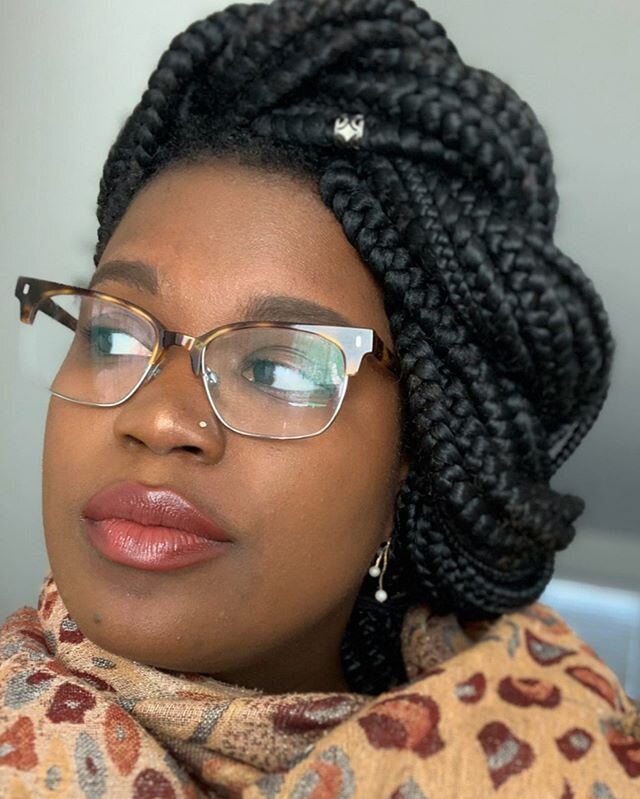 Thanks to my sis @afropicsxlipstick for the hair history. ....
Box braids can be dated as far back as 3500 B.C. in South Africa. The box braids that we all know and love today aren&rsquo;t that different from the Eembuvi braids of Namibia or the chin