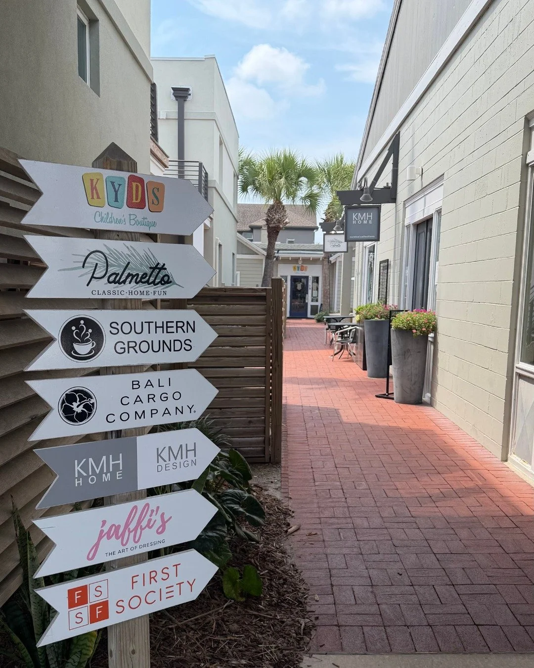 What a beautiful day to stroll the Beaches Town Center! ☀️ We're so grateful for our neighbors in the courtyard and each of you who continue to shop local. ❤